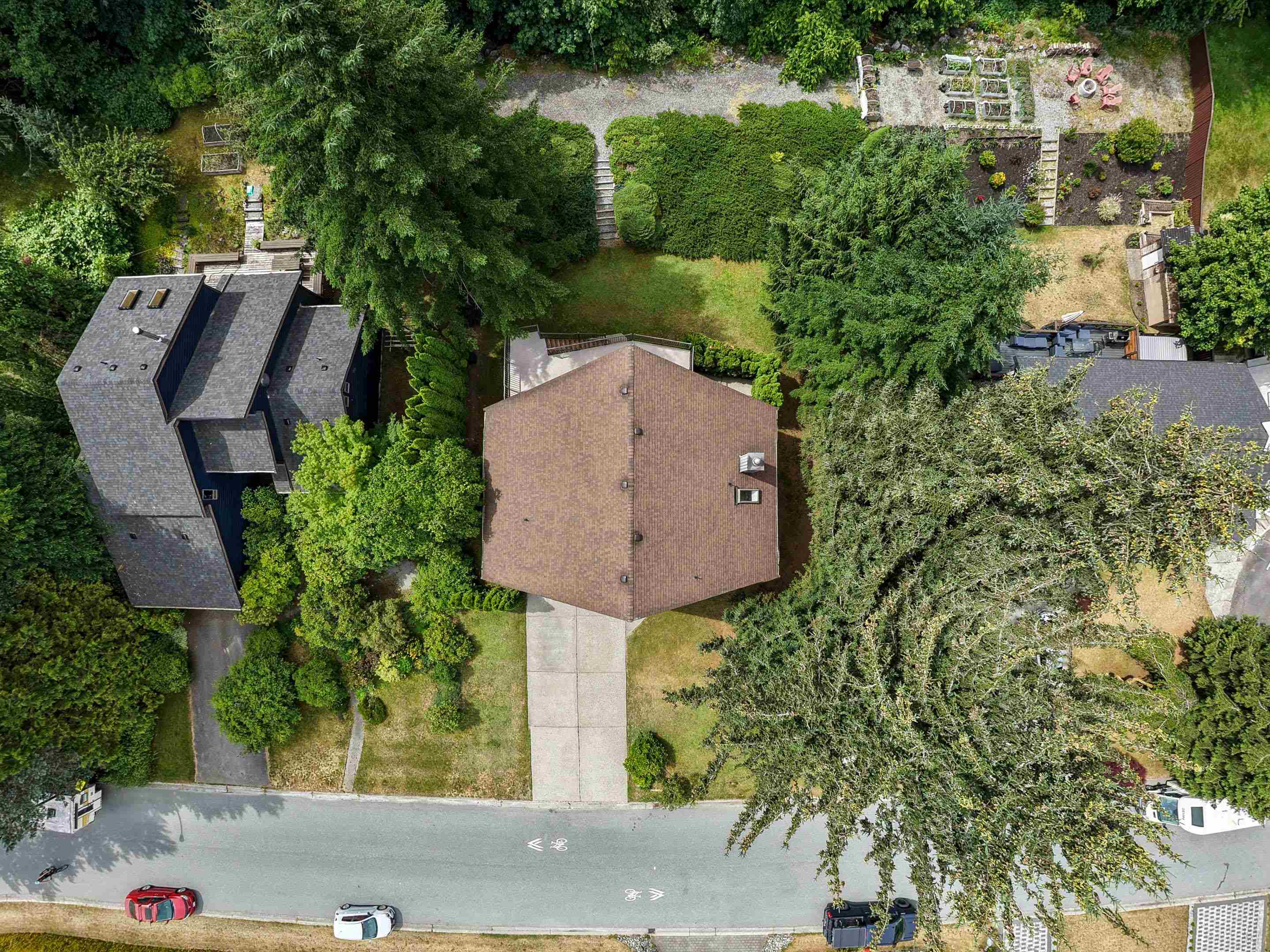 1464 MAPLE CRESCENT
