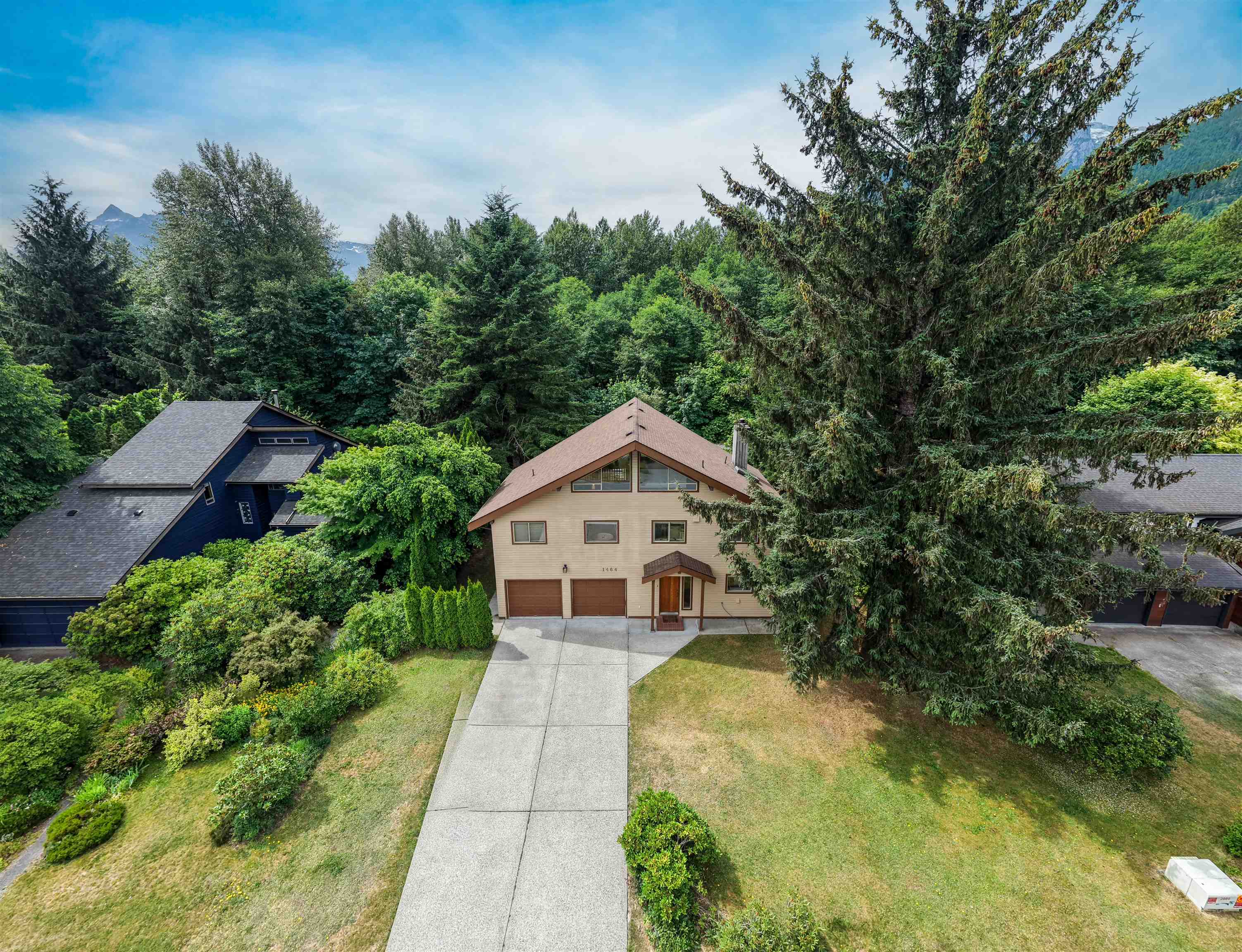 1464 MAPLE CRESCENT