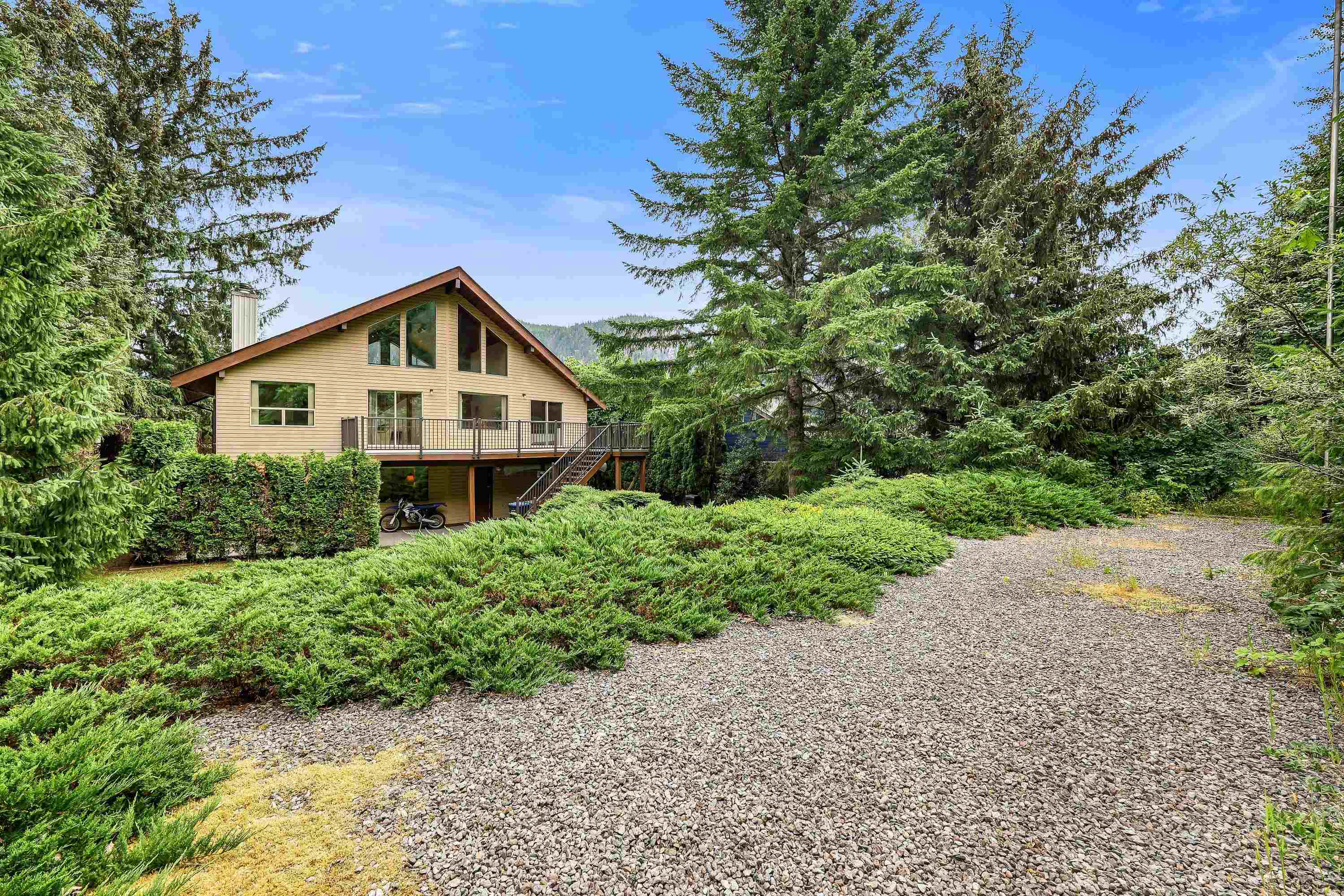 1464 MAPLE CRESCENT
