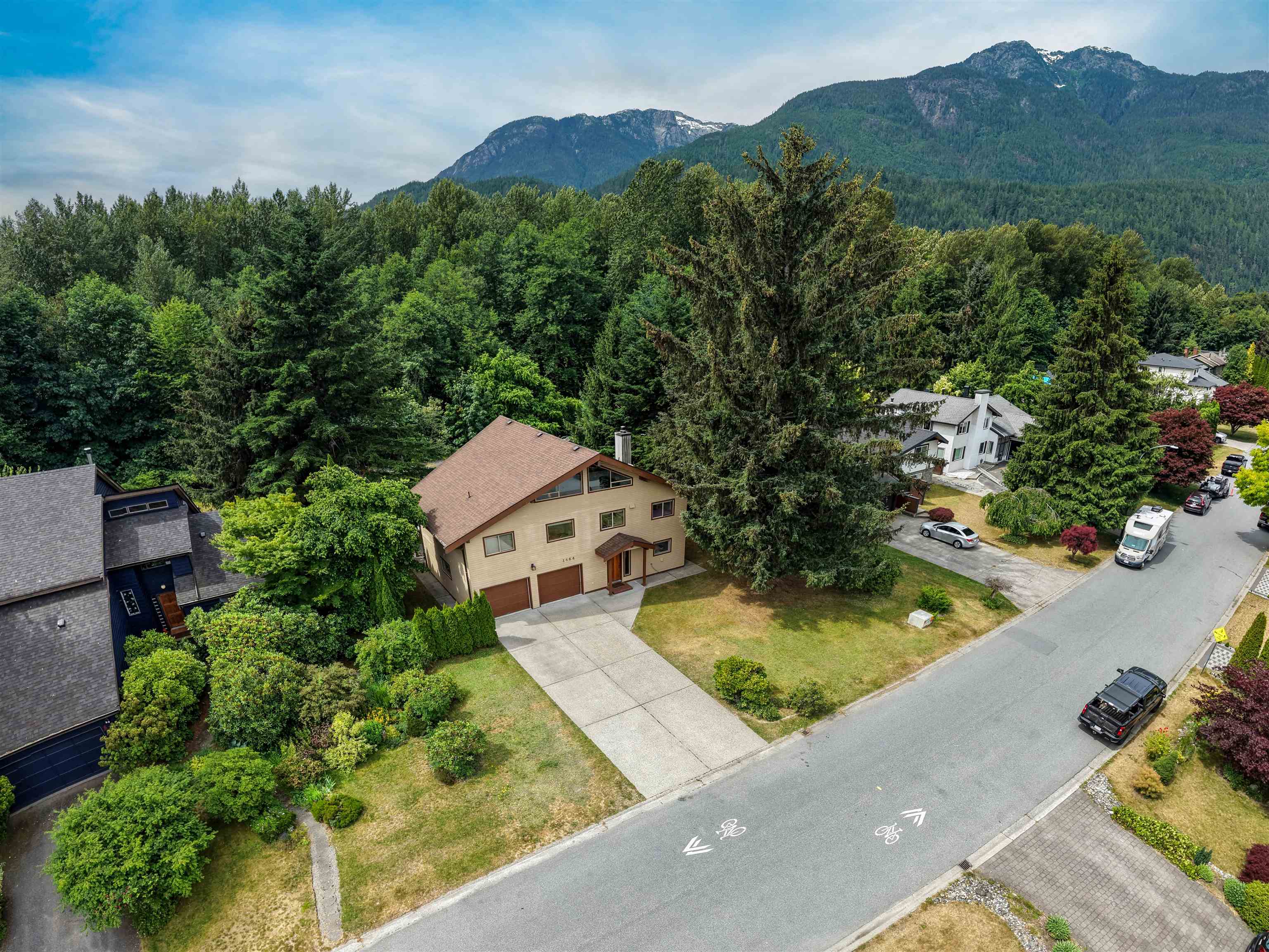 1464 MAPLE CRESCENT