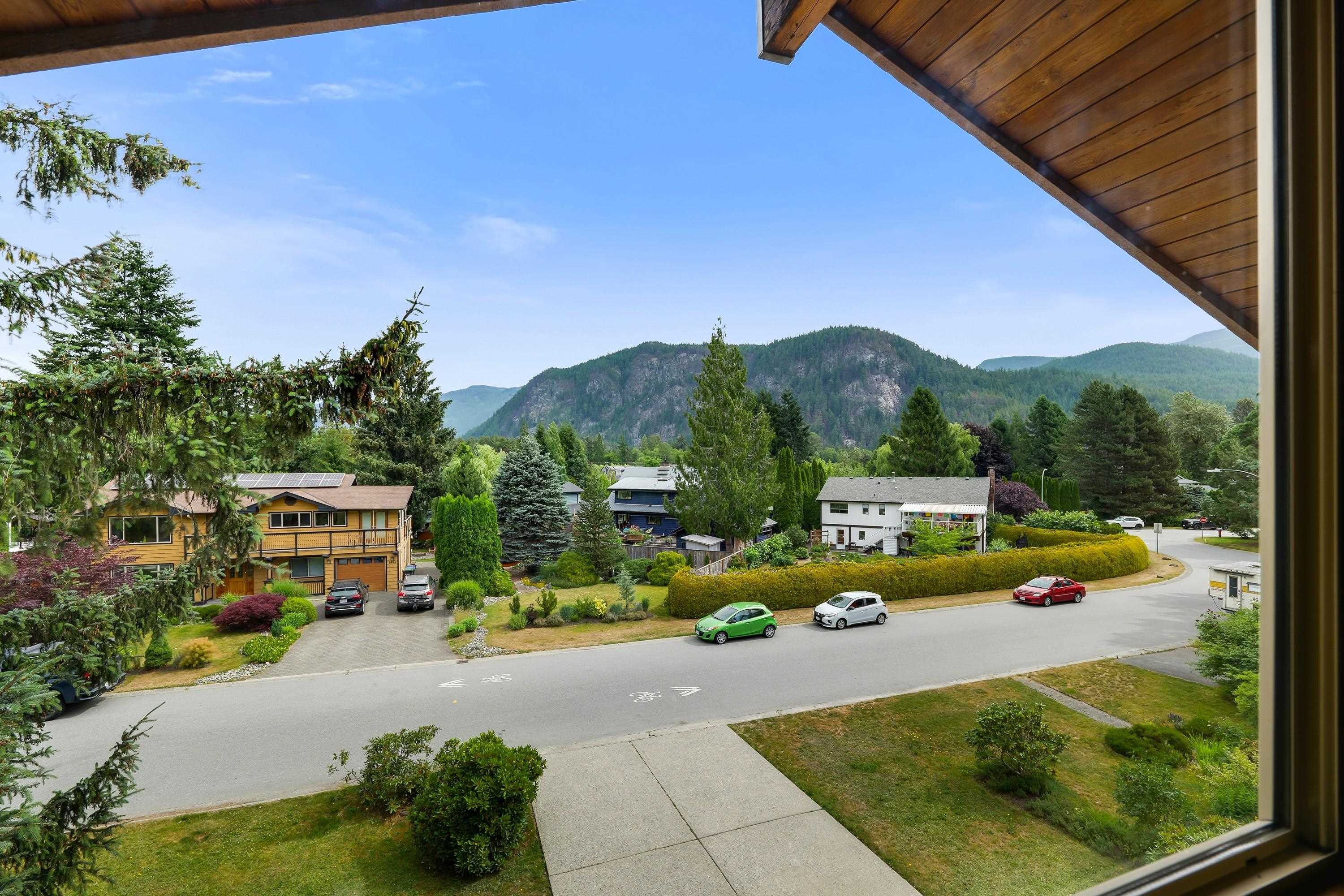 1464 MAPLE CRESCENT
