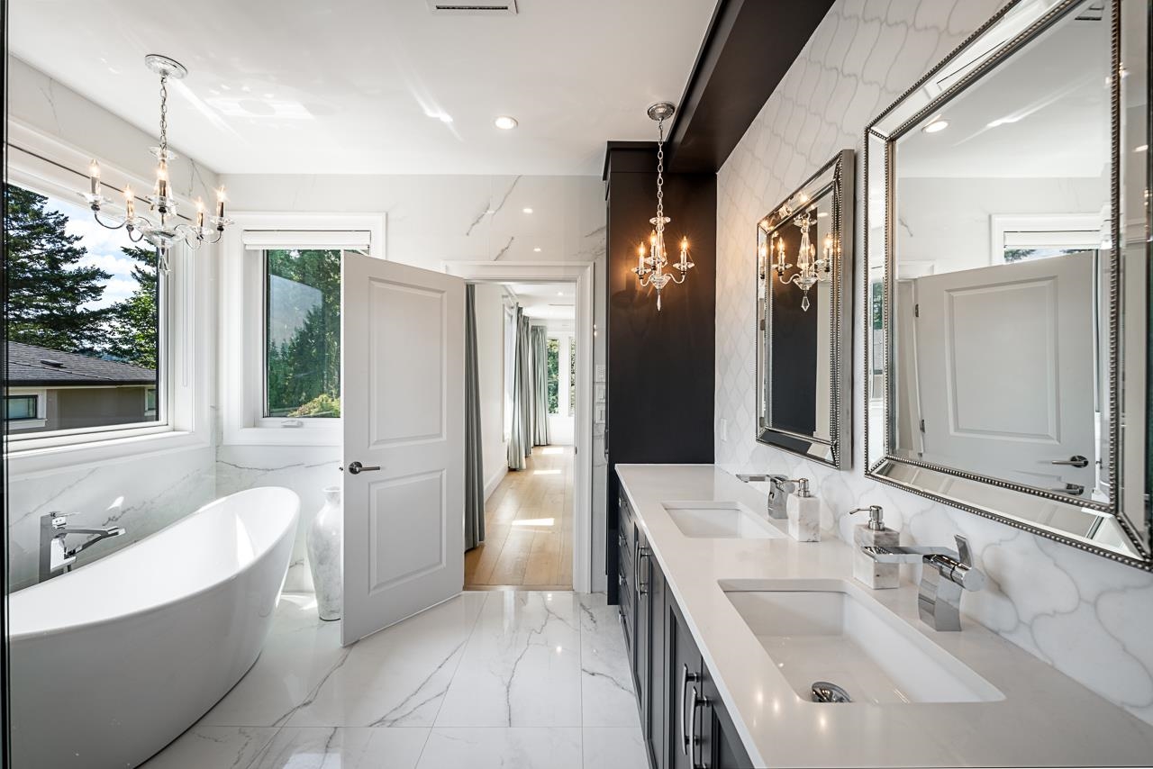 7652 KERRYWOOD CRESCENT