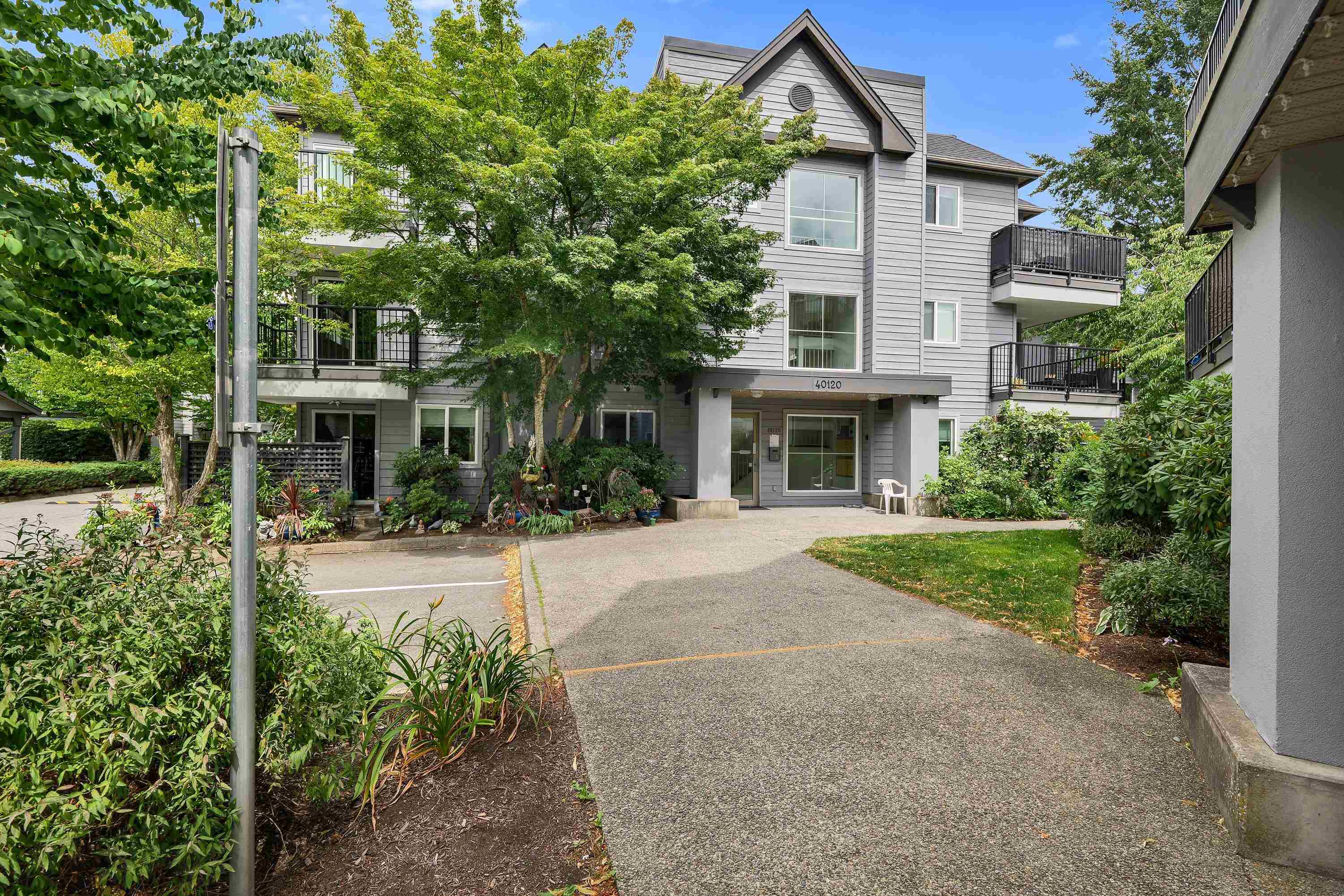 B310 40120 WILLOW CRESCENT