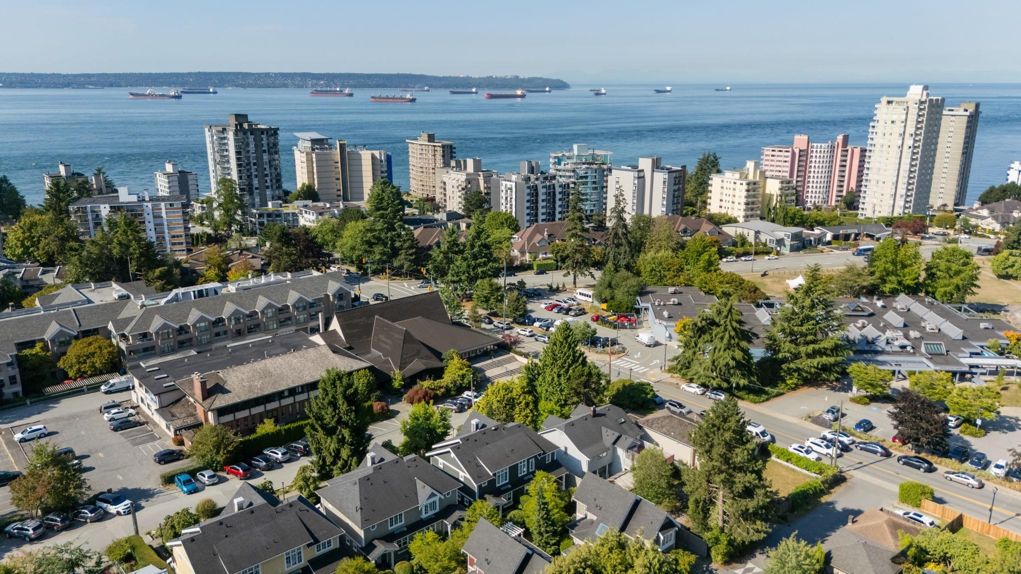 2071 ESQUIMALT AVENUE