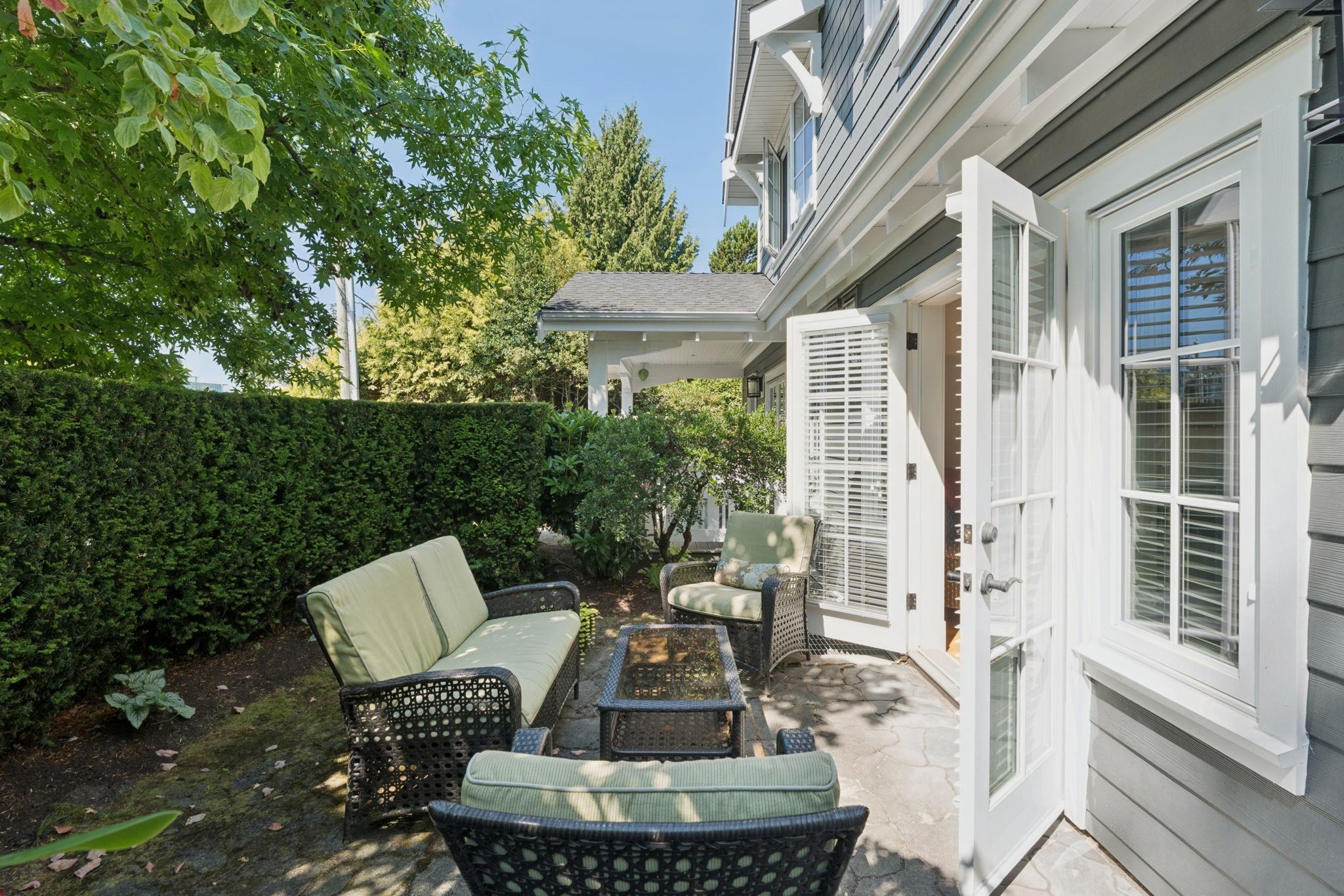 2071 ESQUIMALT AVENUE