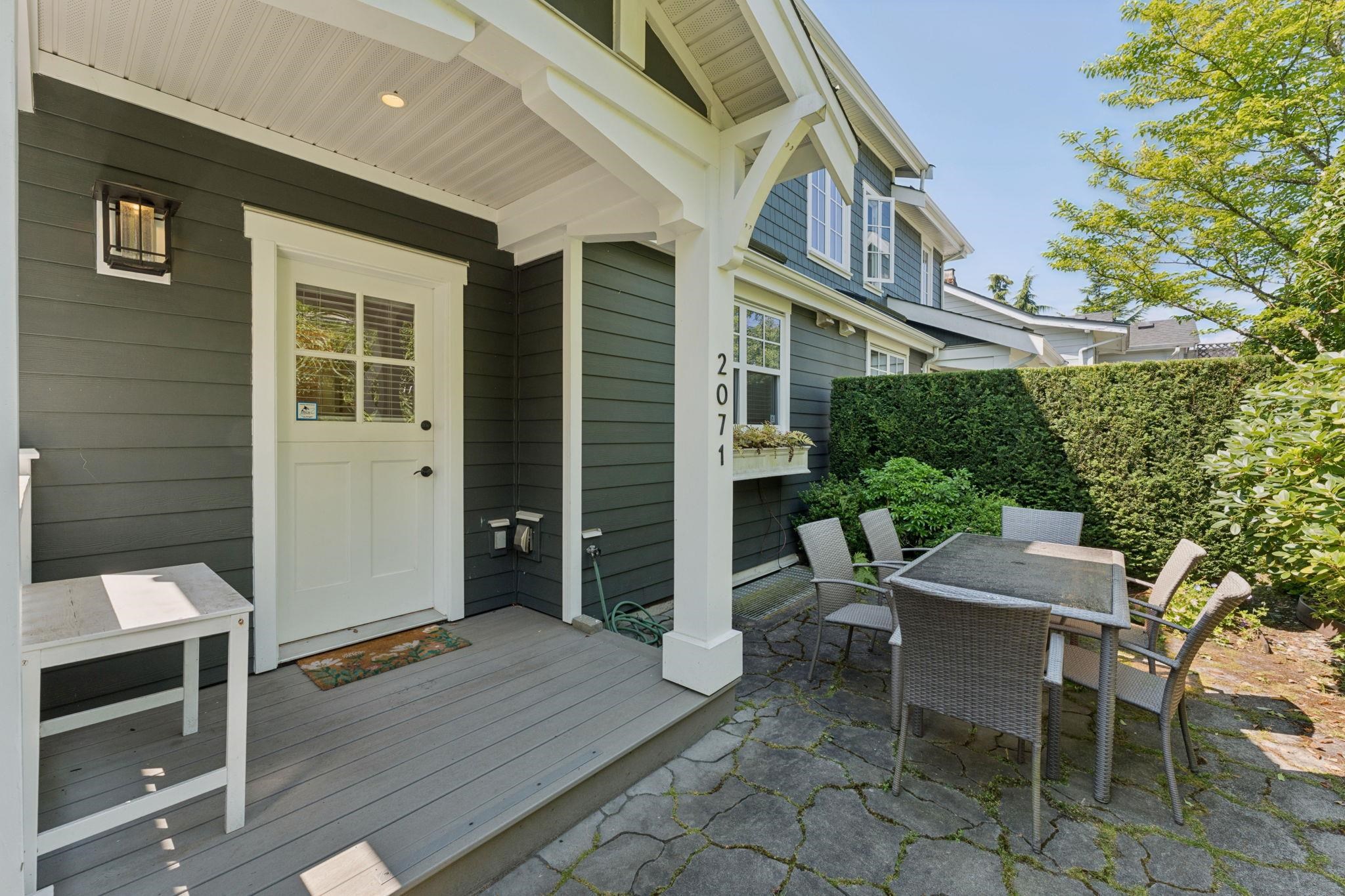 2071 ESQUIMALT AVENUE