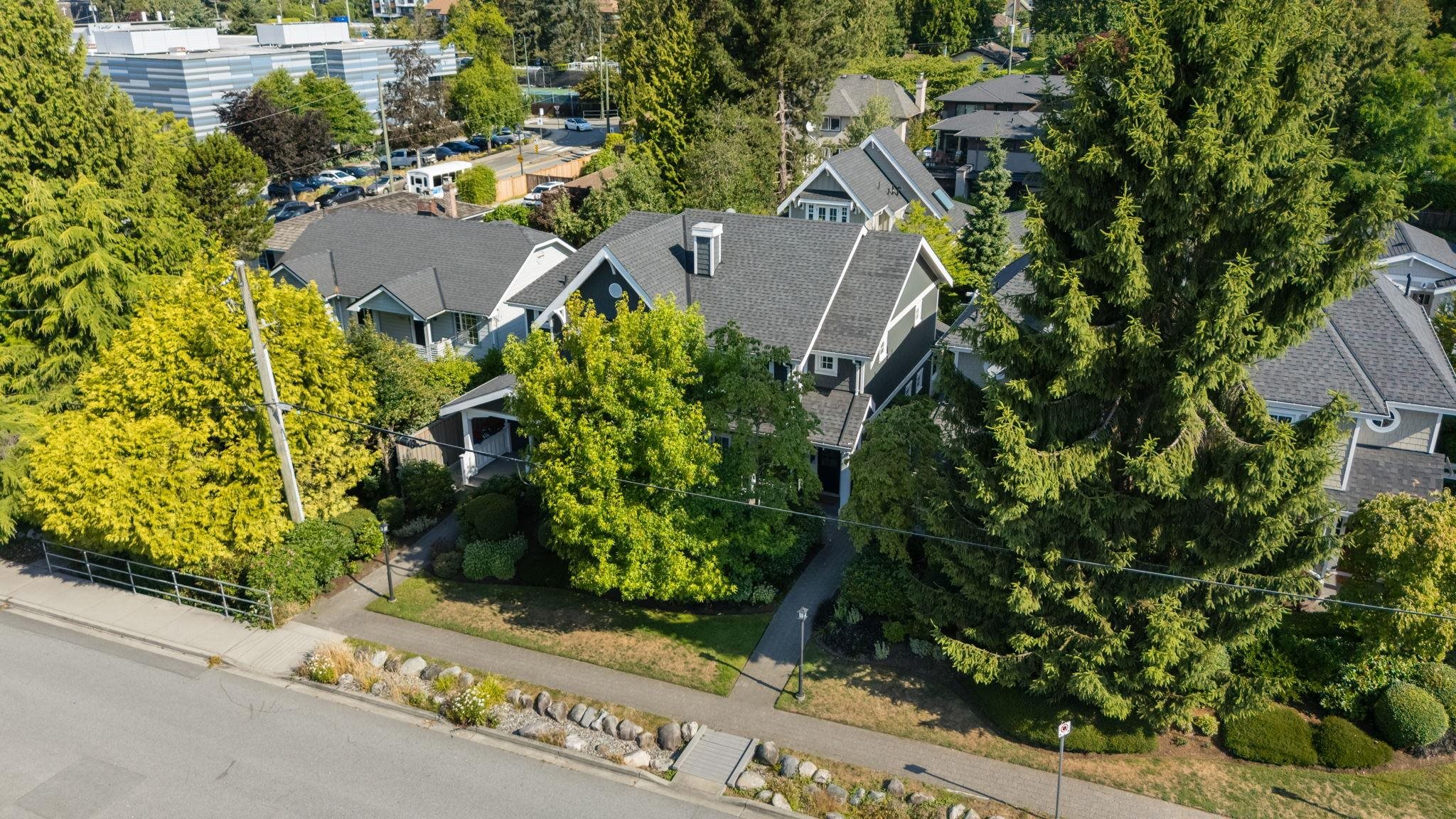 2071 ESQUIMALT AVENUE