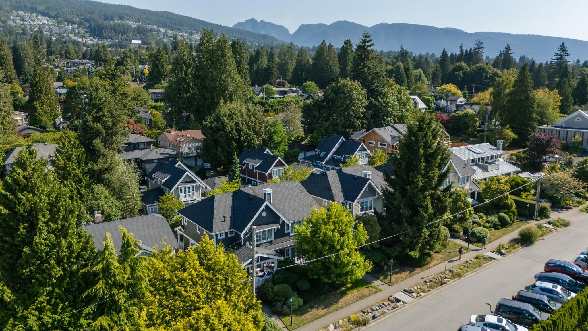 2071 ESQUIMALT AVENUE