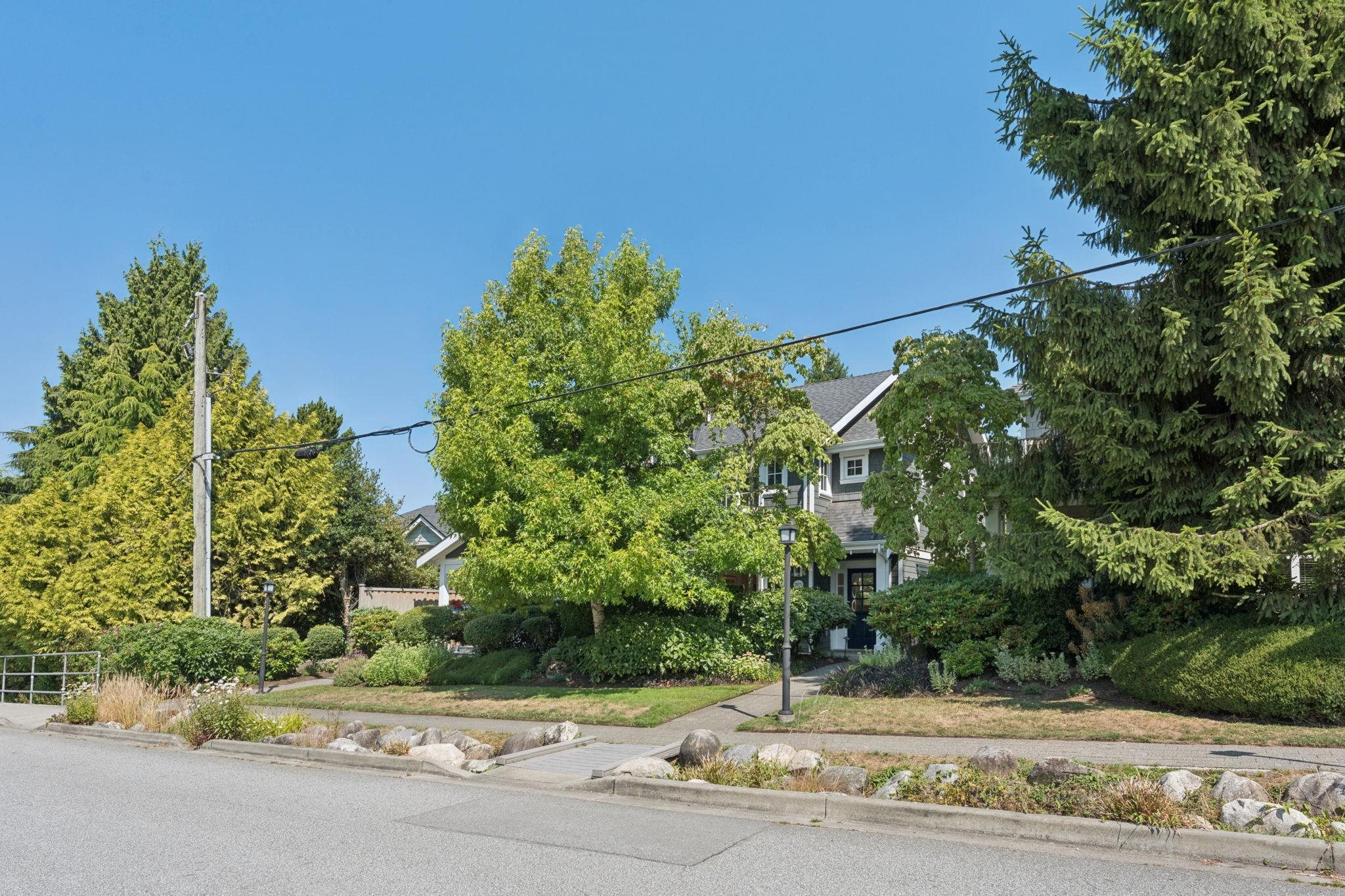 2071 ESQUIMALT AVENUE