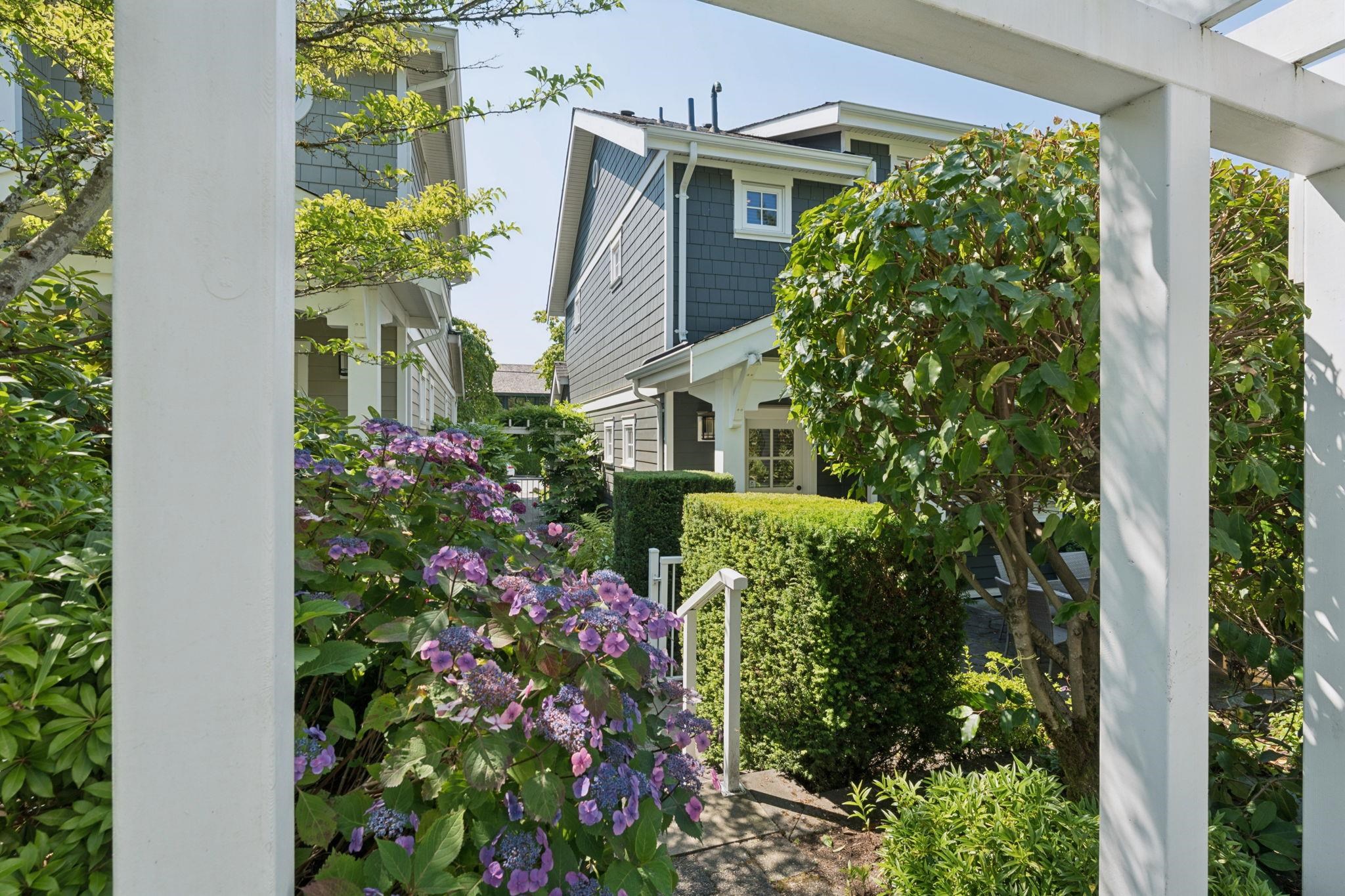 2071 ESQUIMALT AVENUE