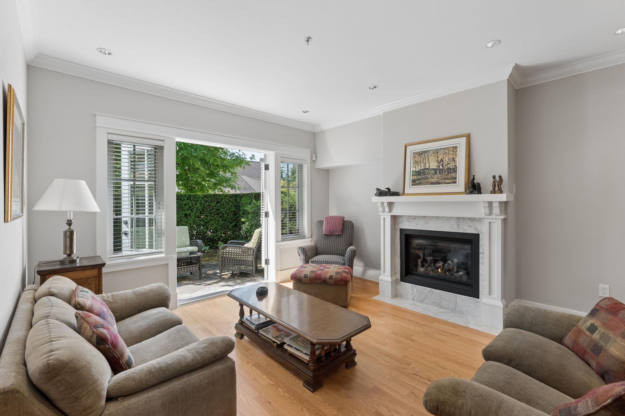 2071 ESQUIMALT AVENUE