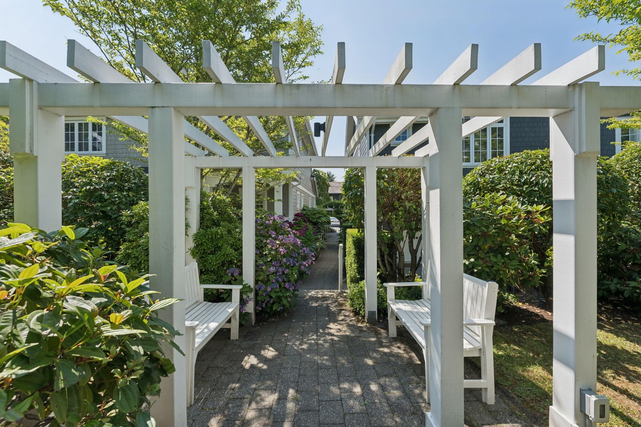 2071 ESQUIMALT AVENUE