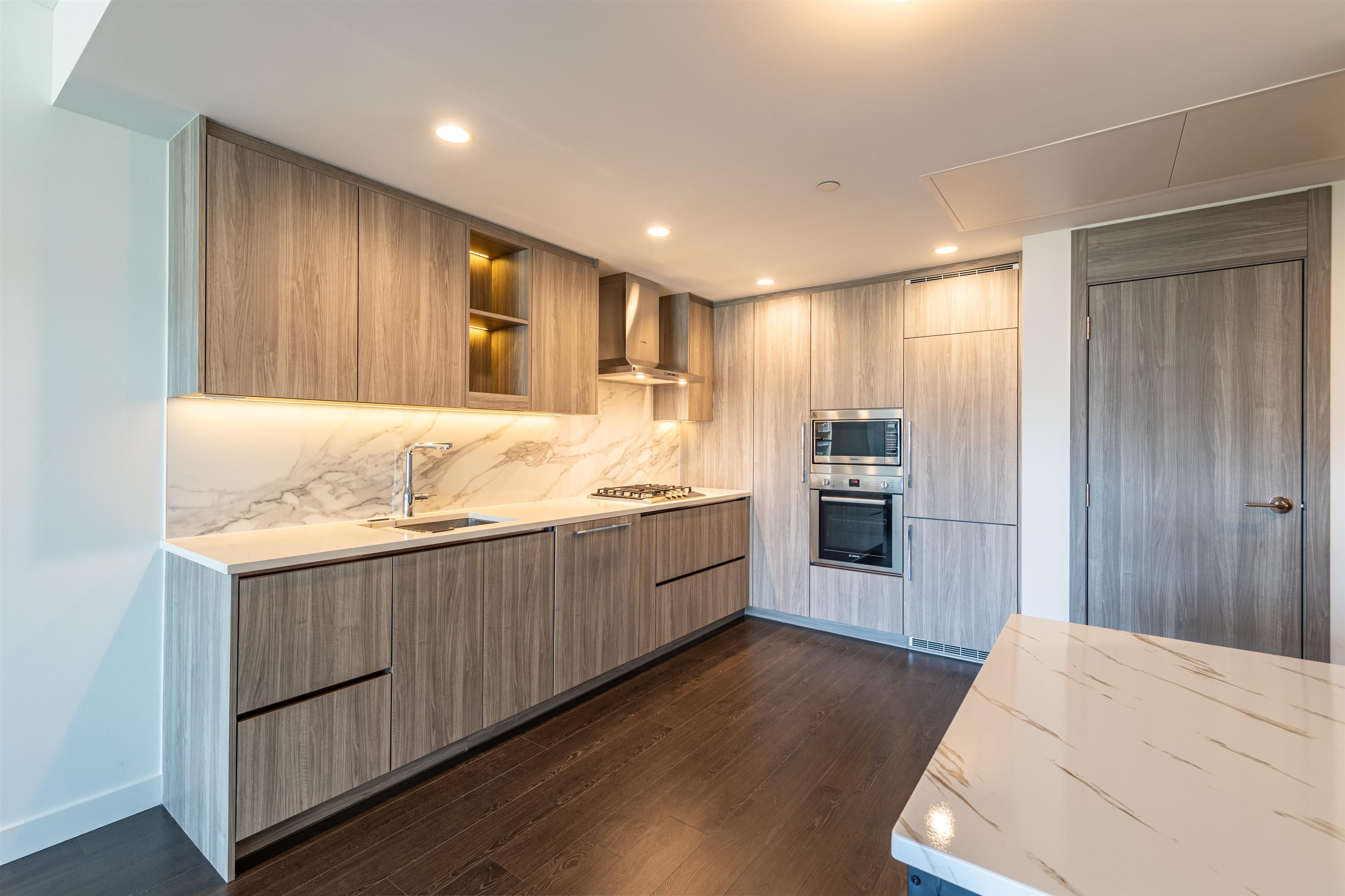 1205 4880 LOUGHEED HIGHWAY