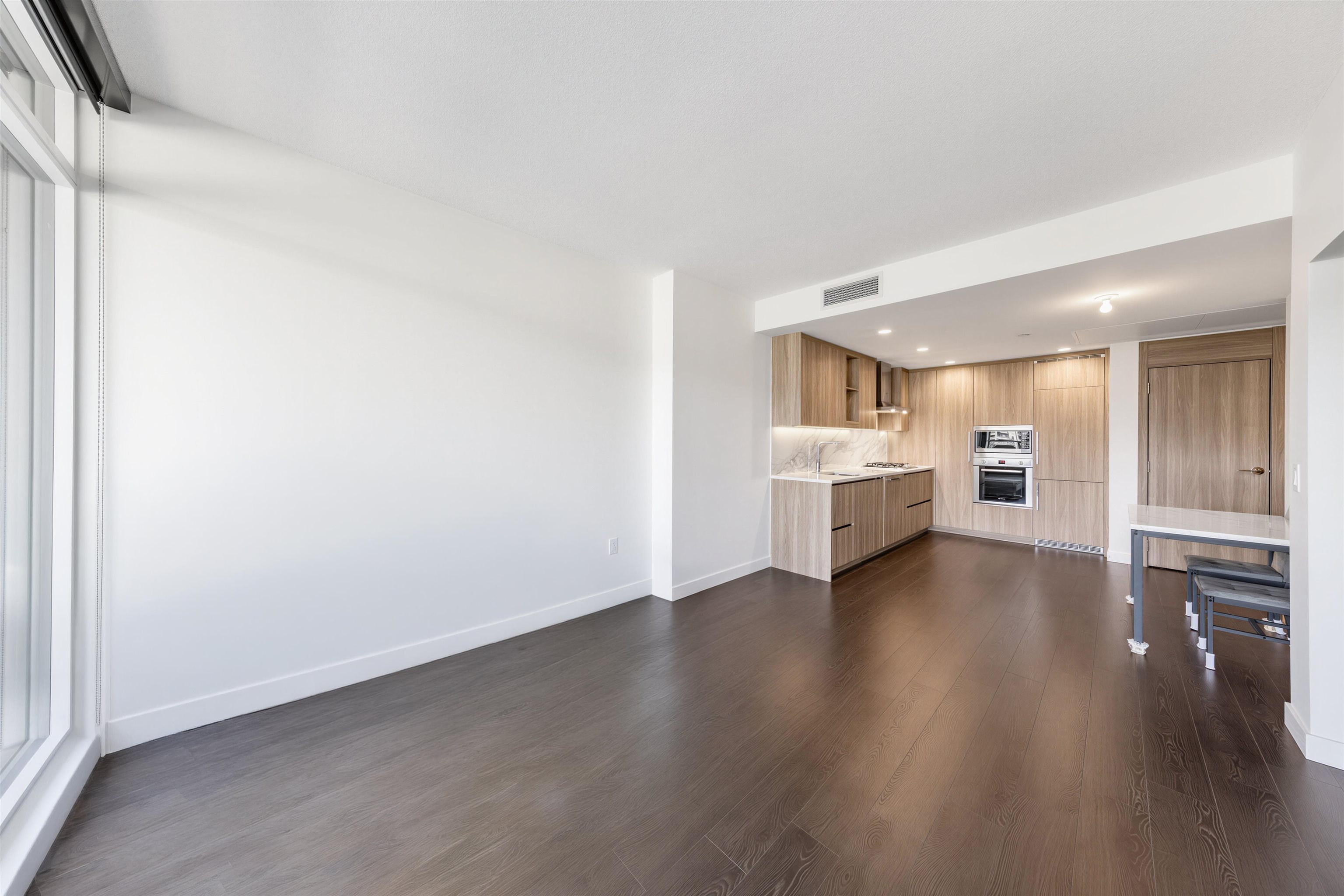 1205 4880 LOUGHEED HIGHWAY