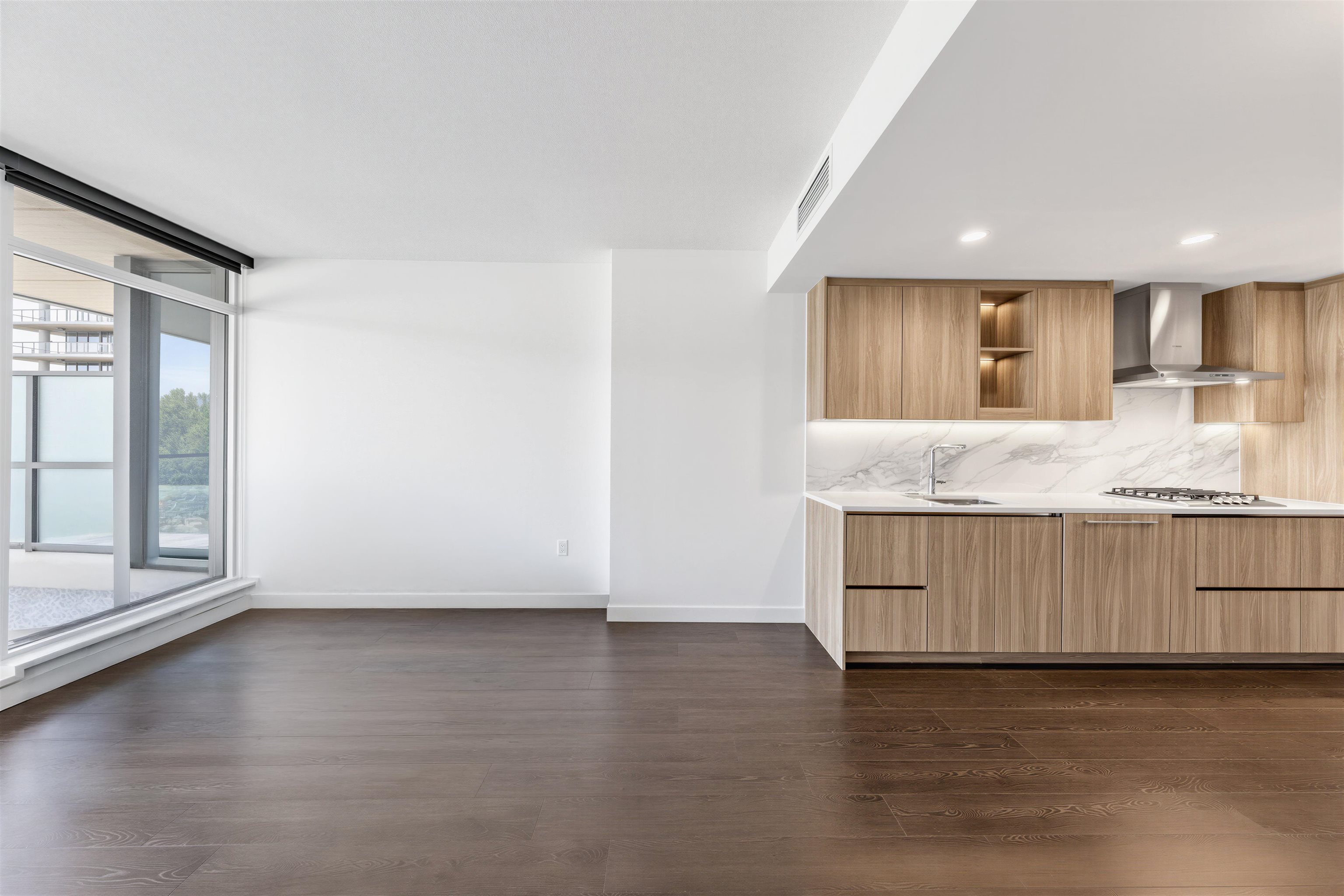 1205 4880 LOUGHEED HIGHWAY