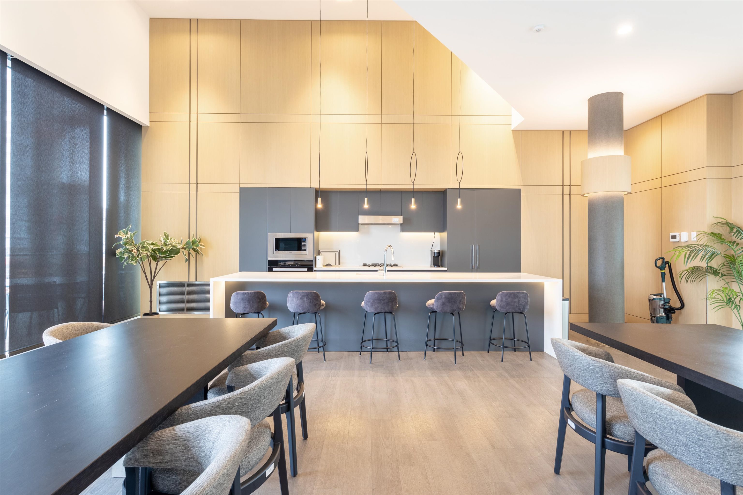 1205 4880 LOUGHEED HIGHWAY