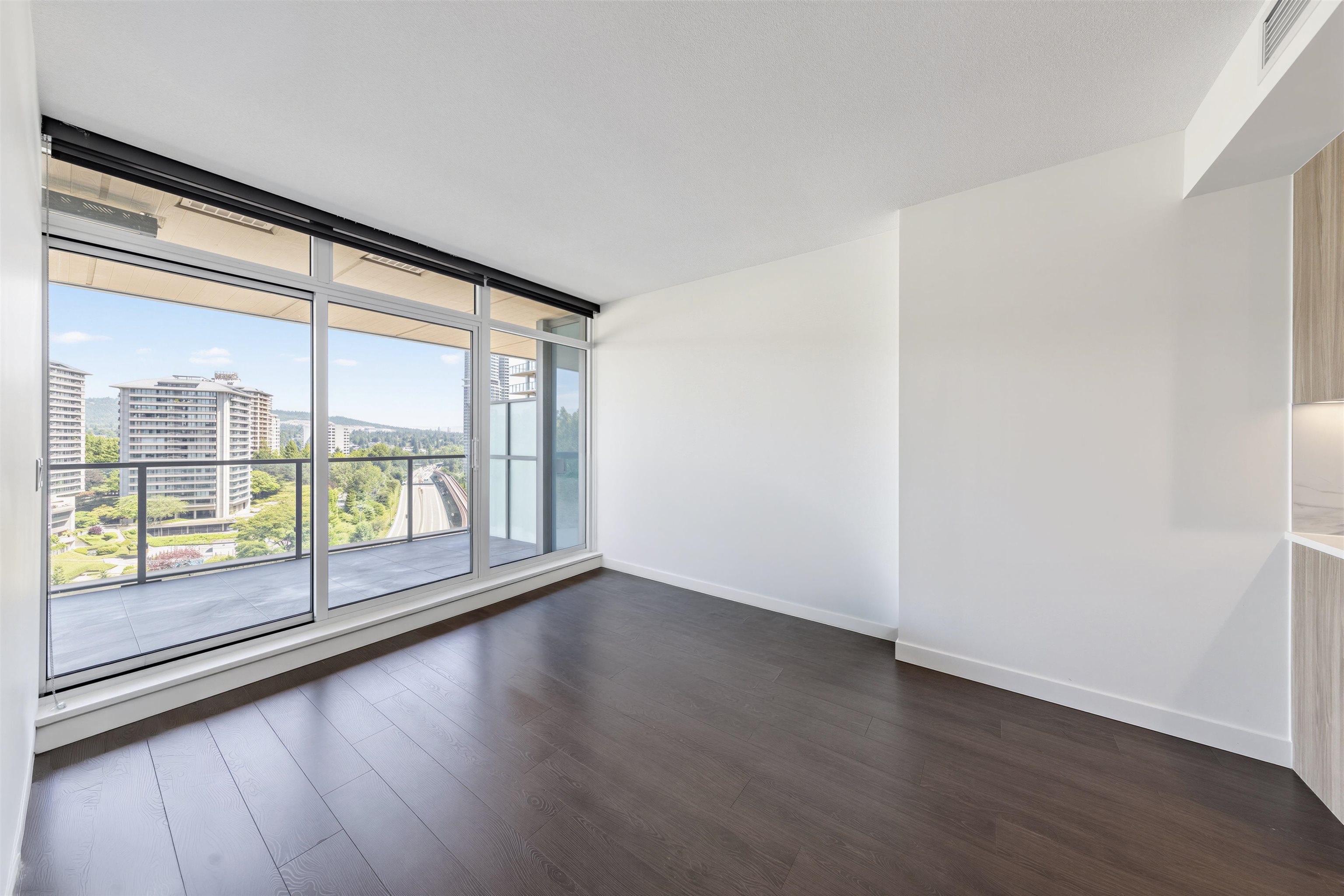 1205 4880 LOUGHEED HIGHWAY