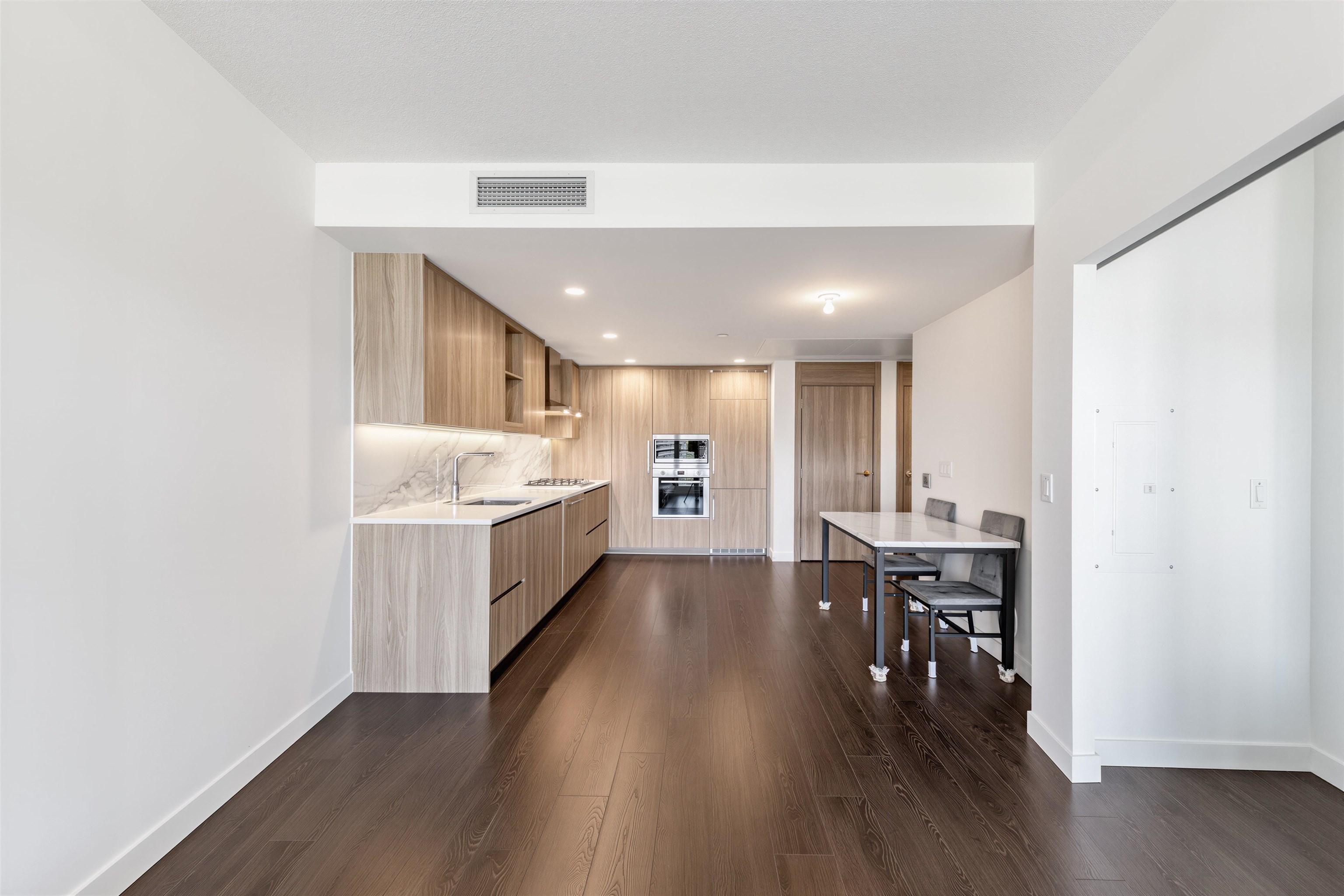 1205 4880 LOUGHEED HIGHWAY
