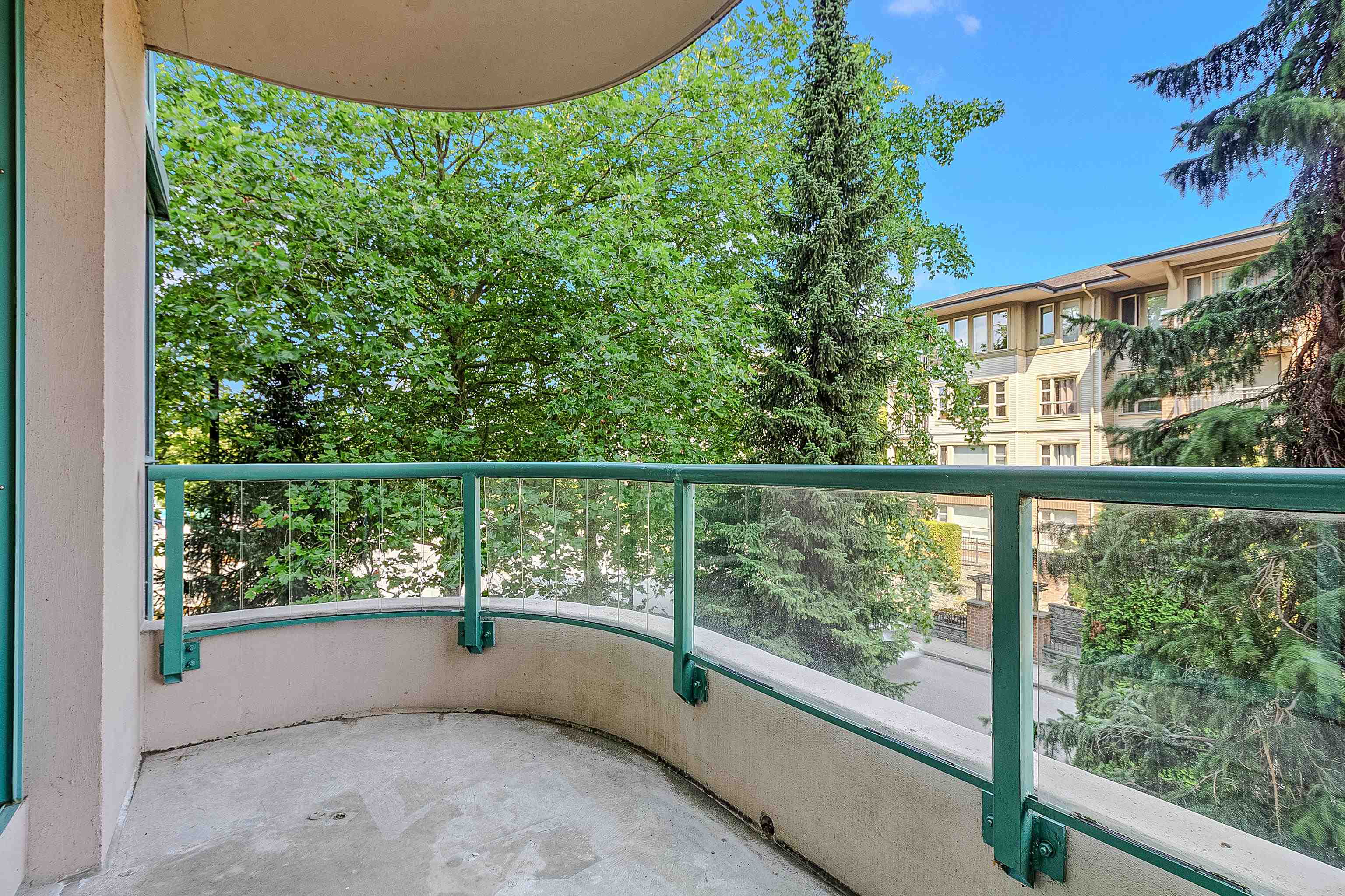 302 8871 LANSDOWNE ROAD