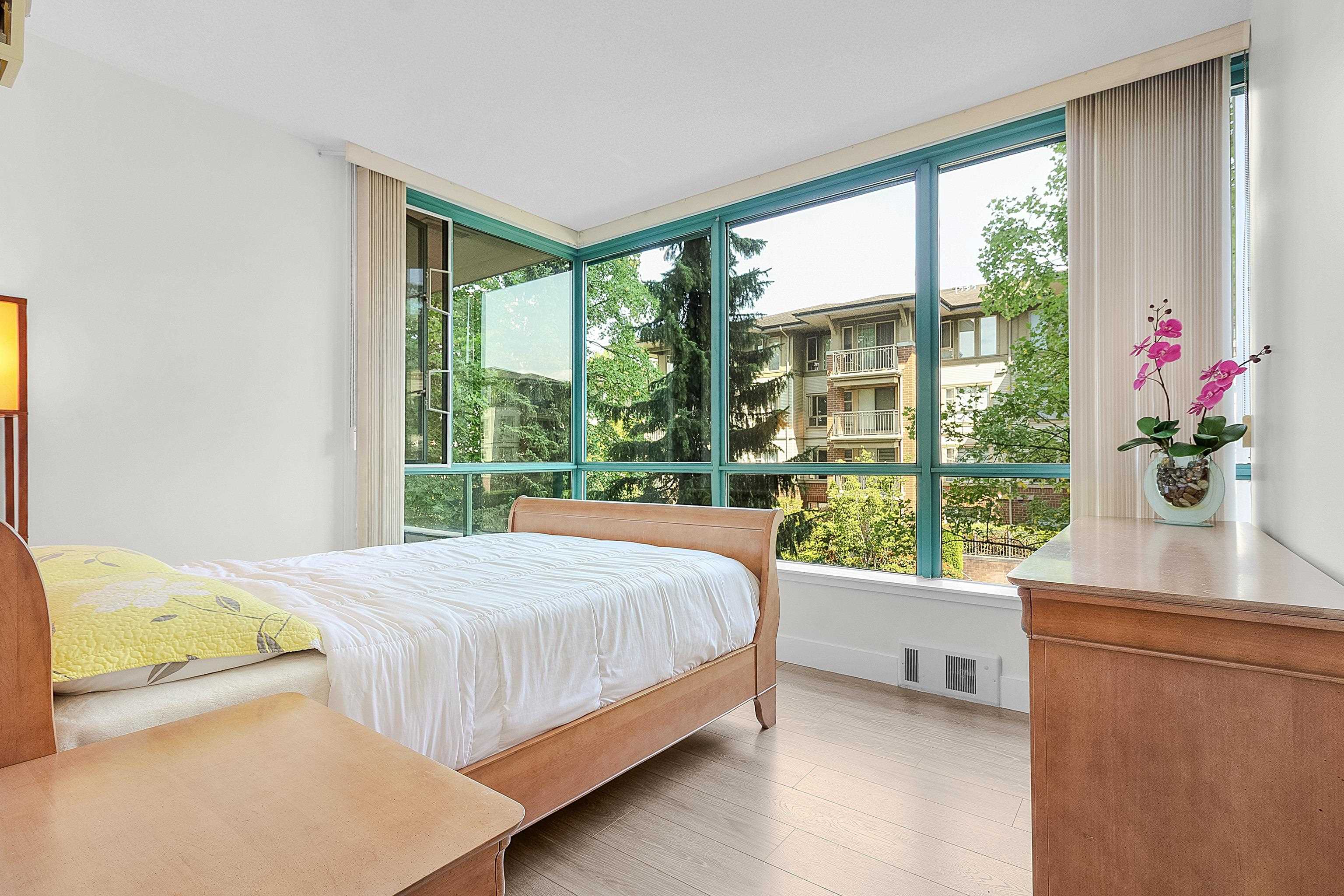 302 8871 LANSDOWNE ROAD
