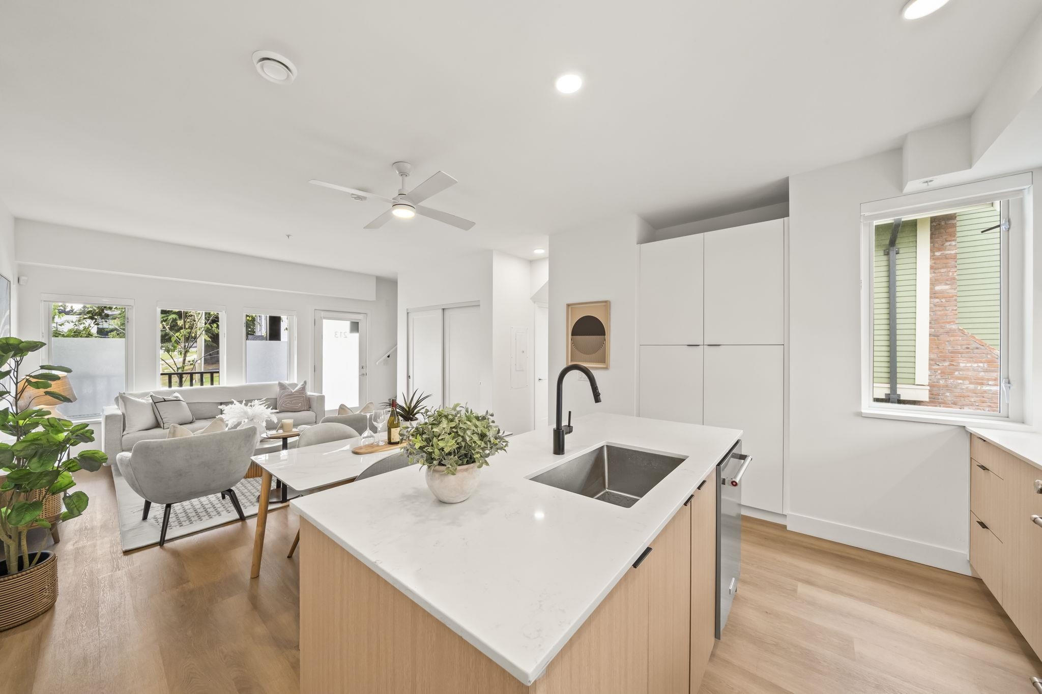 213 1306 LAVAL SQUARE