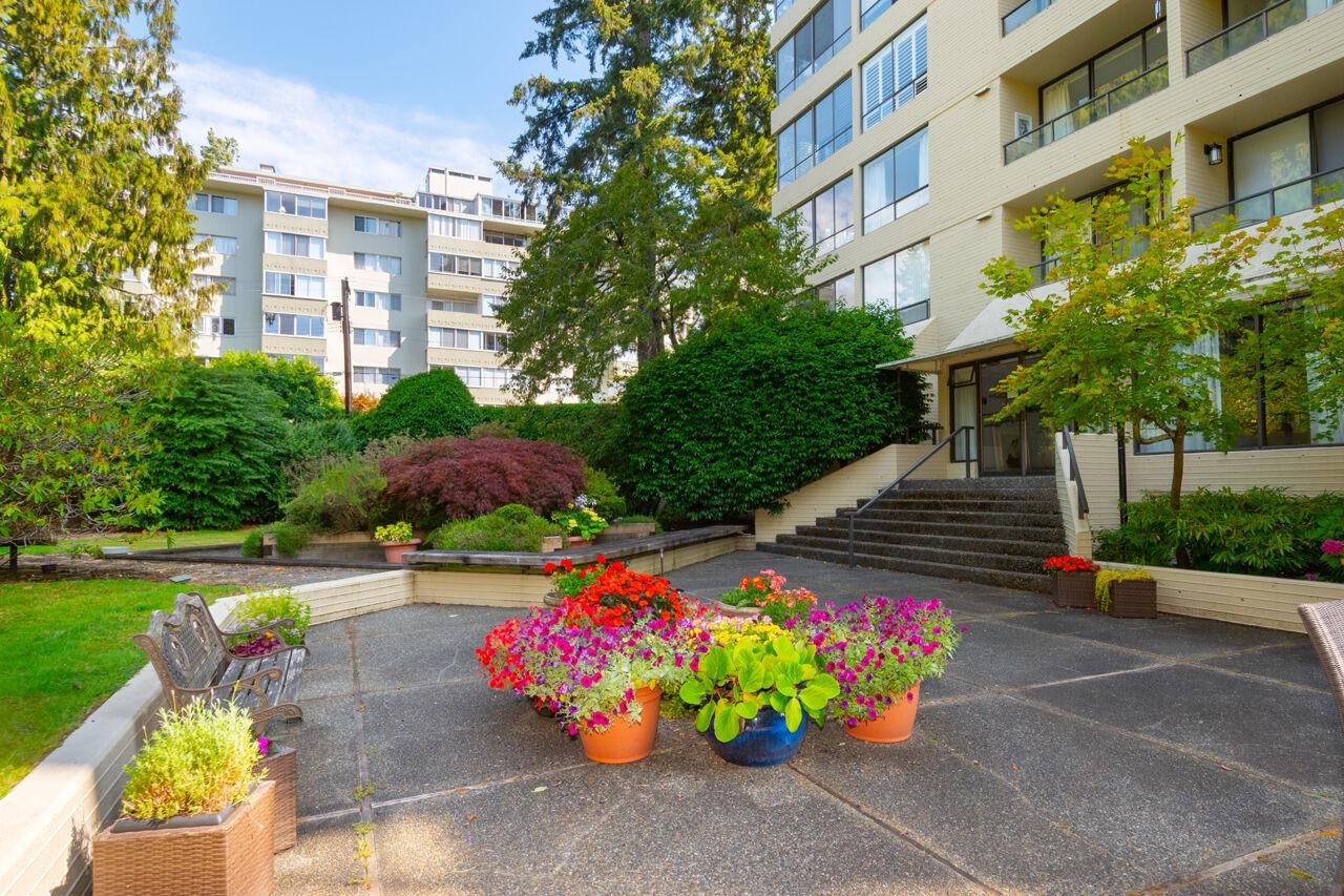 802 1412 ESQUIMALT AVENUE