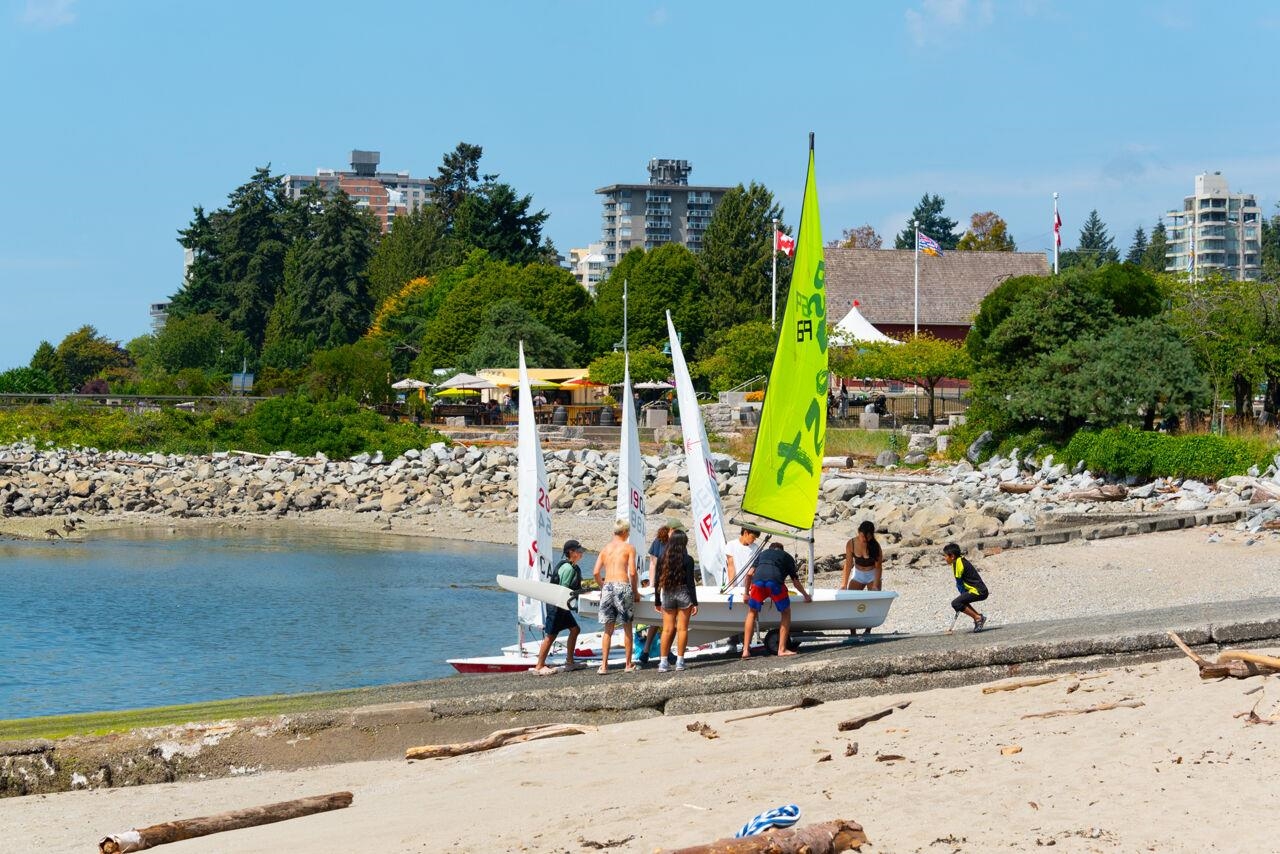 802 1412 ESQUIMALT AVENUE