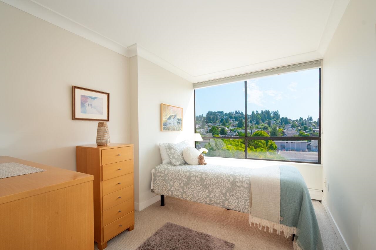 802 1412 ESQUIMALT AVENUE