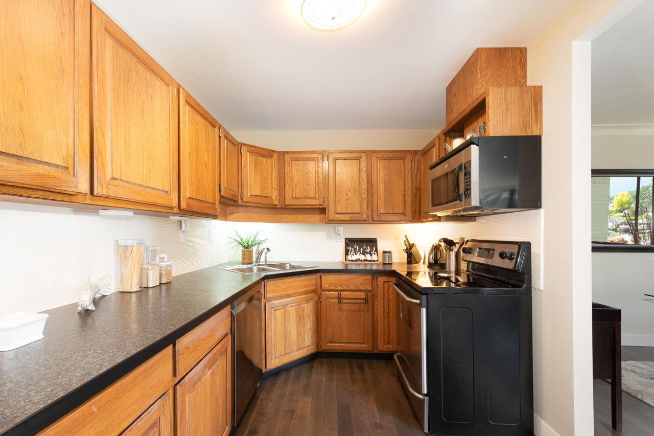 802 1412 ESQUIMALT AVENUE