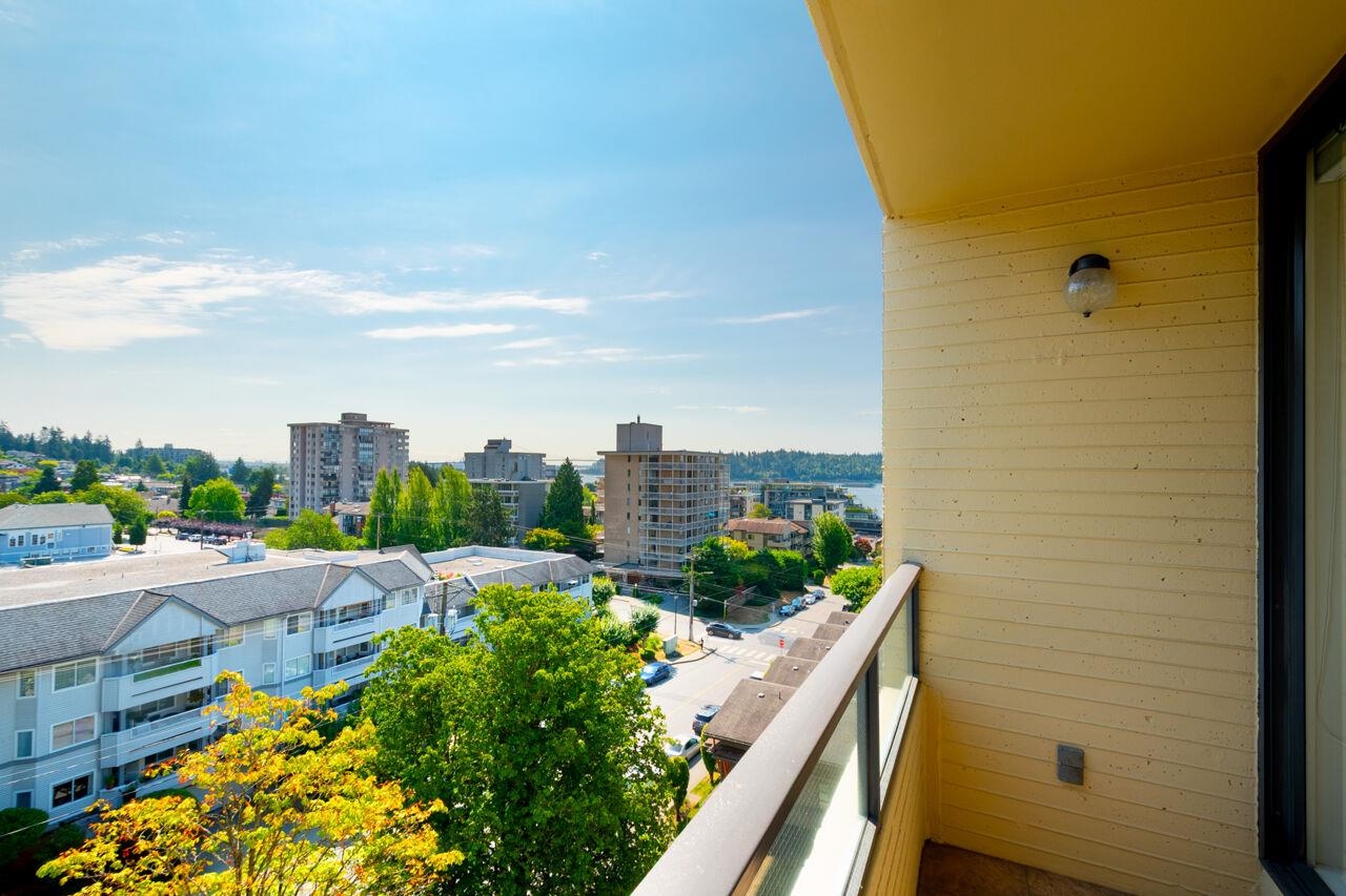 802 1412 ESQUIMALT AVENUE