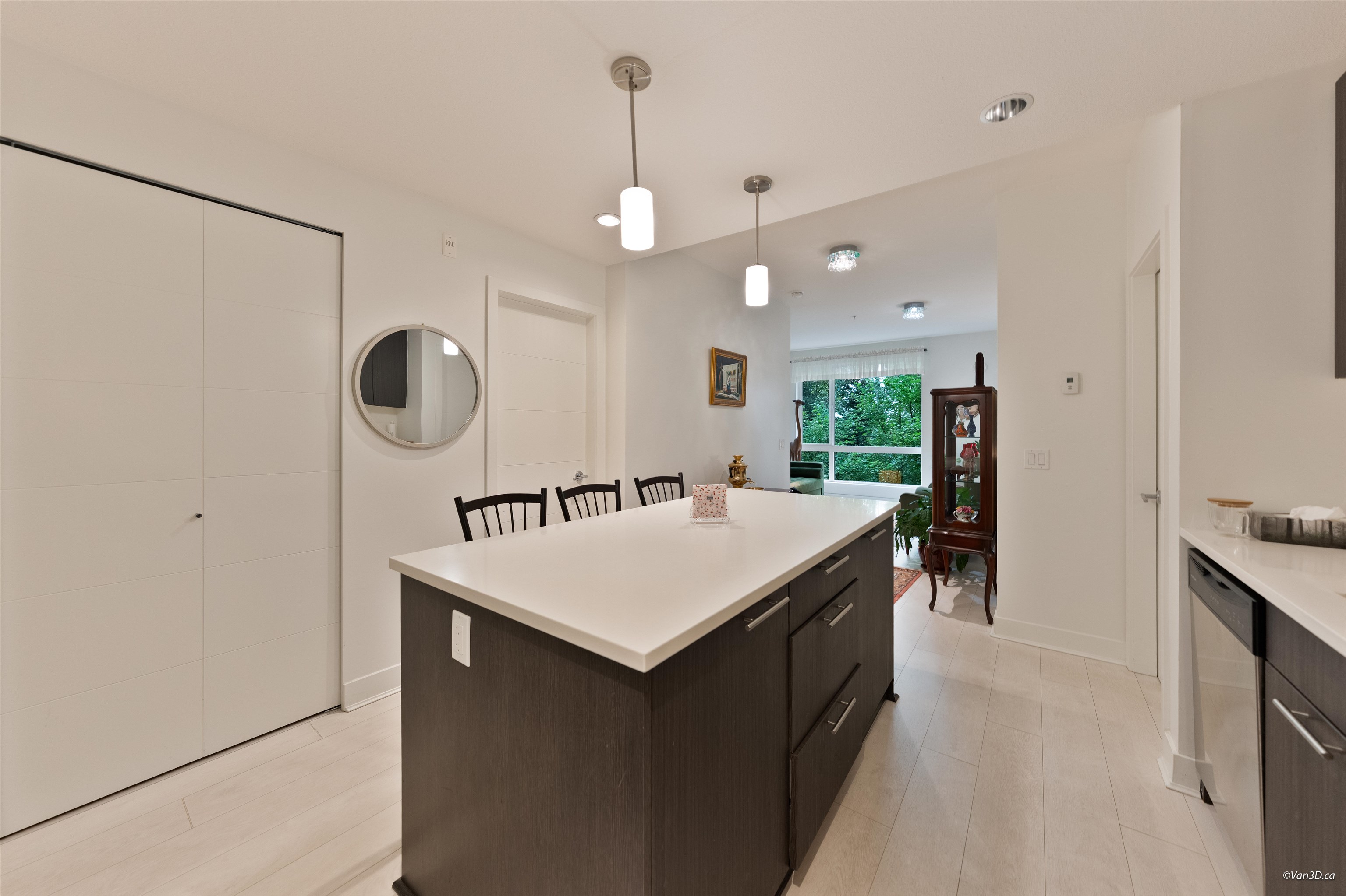 205 733 W 3RD STREET