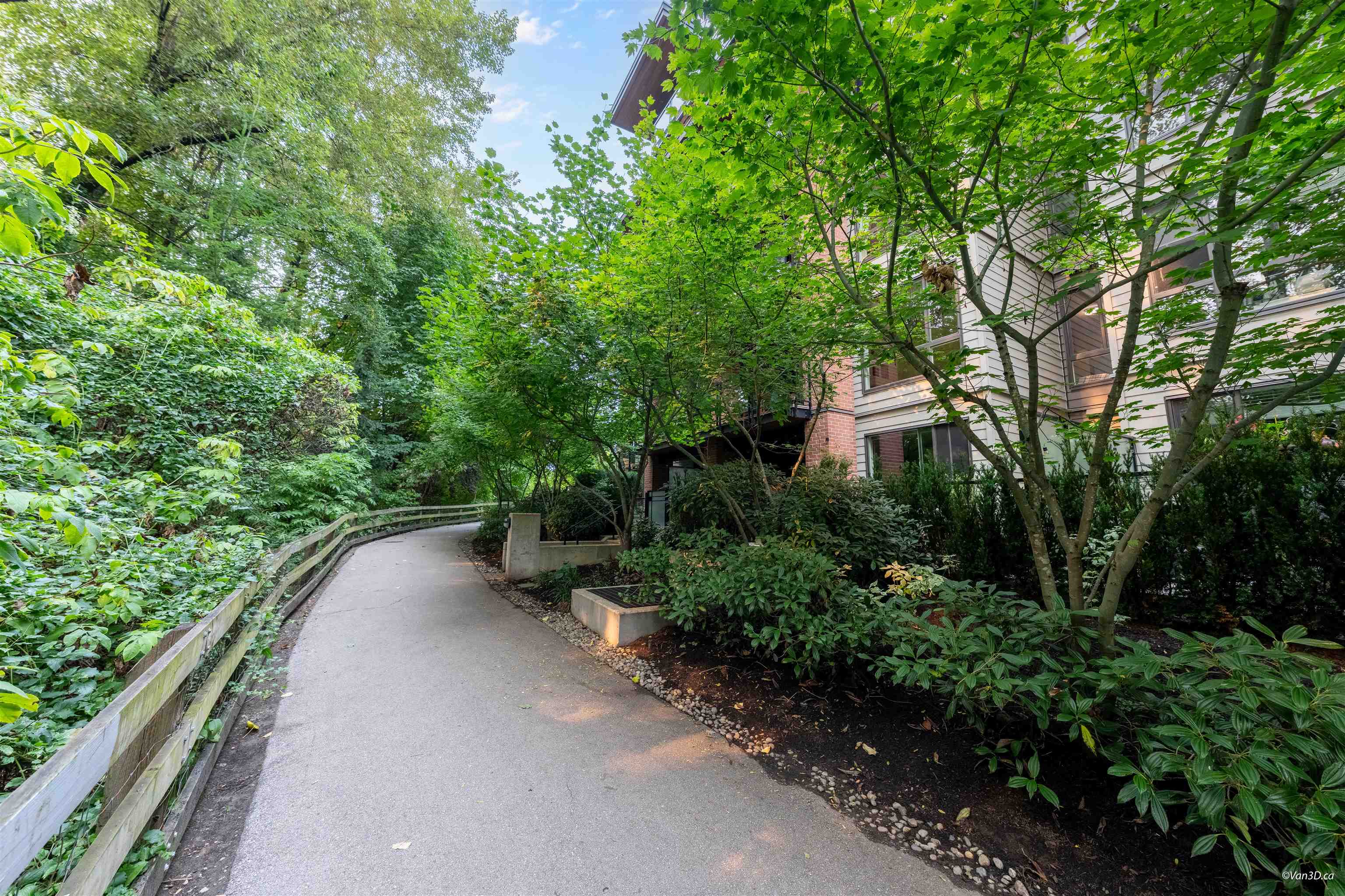 205 733 W 3RD STREET