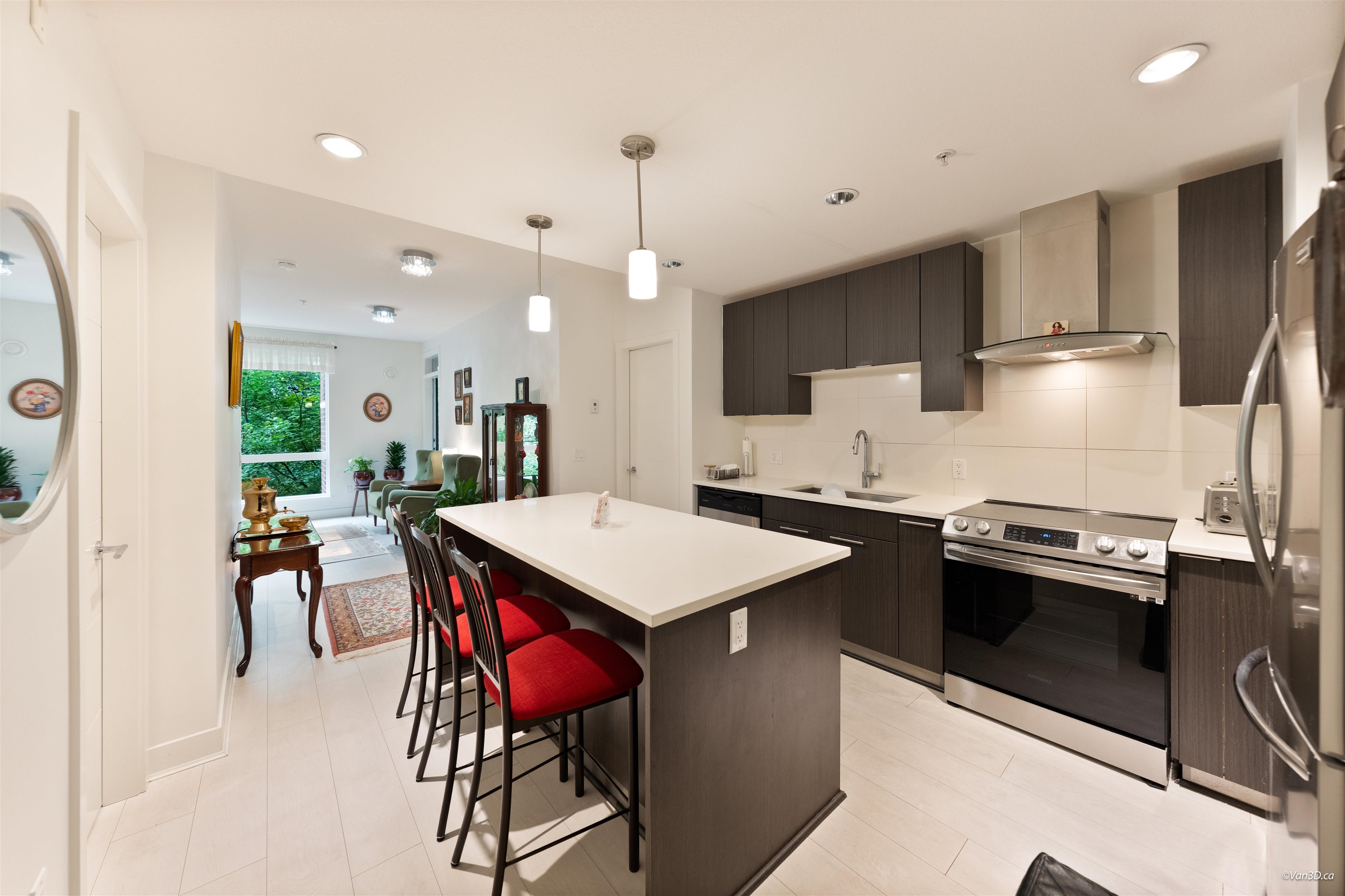 205 733 W 3RD STREET