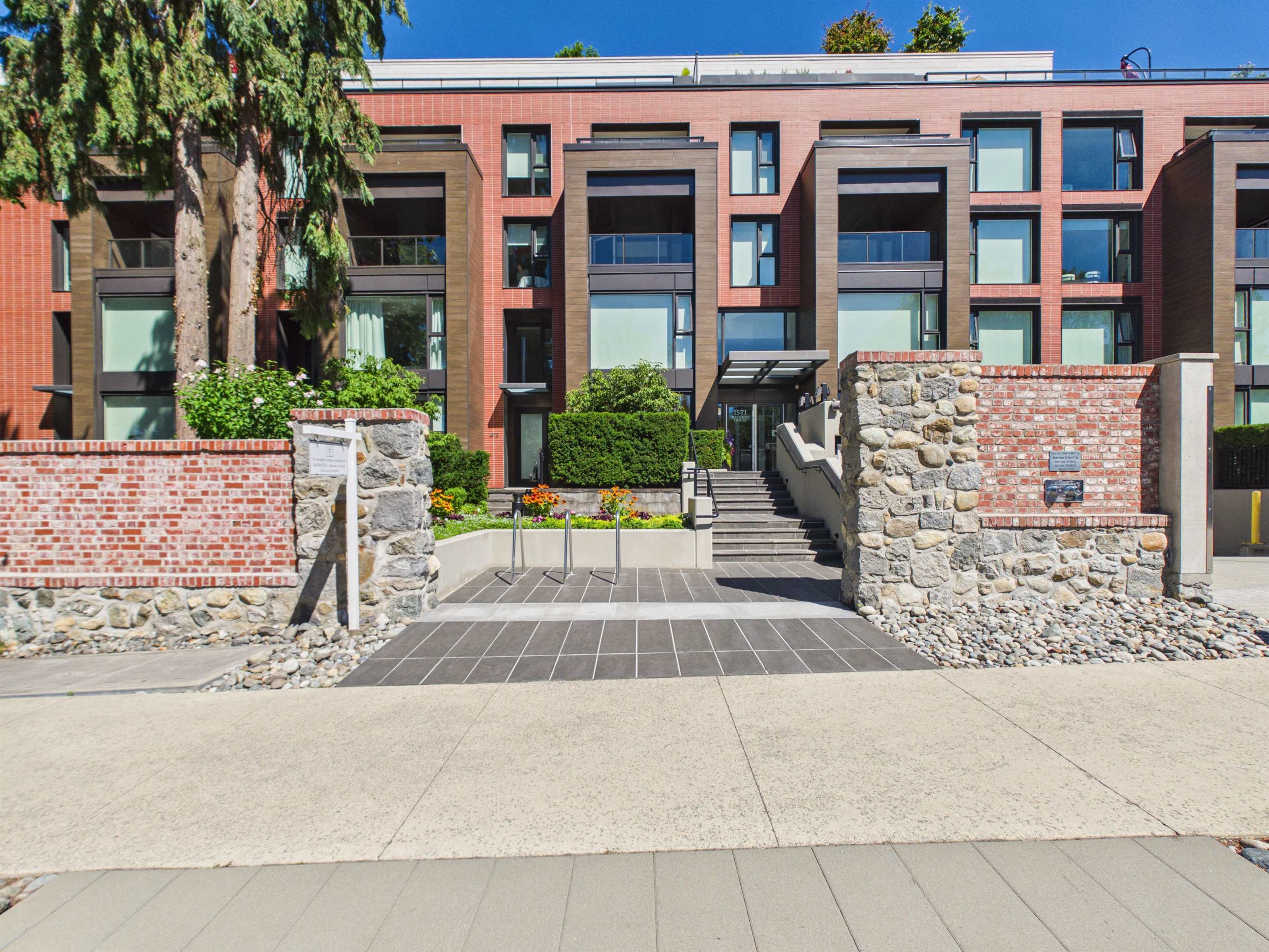 1573 W 57 AVENUE