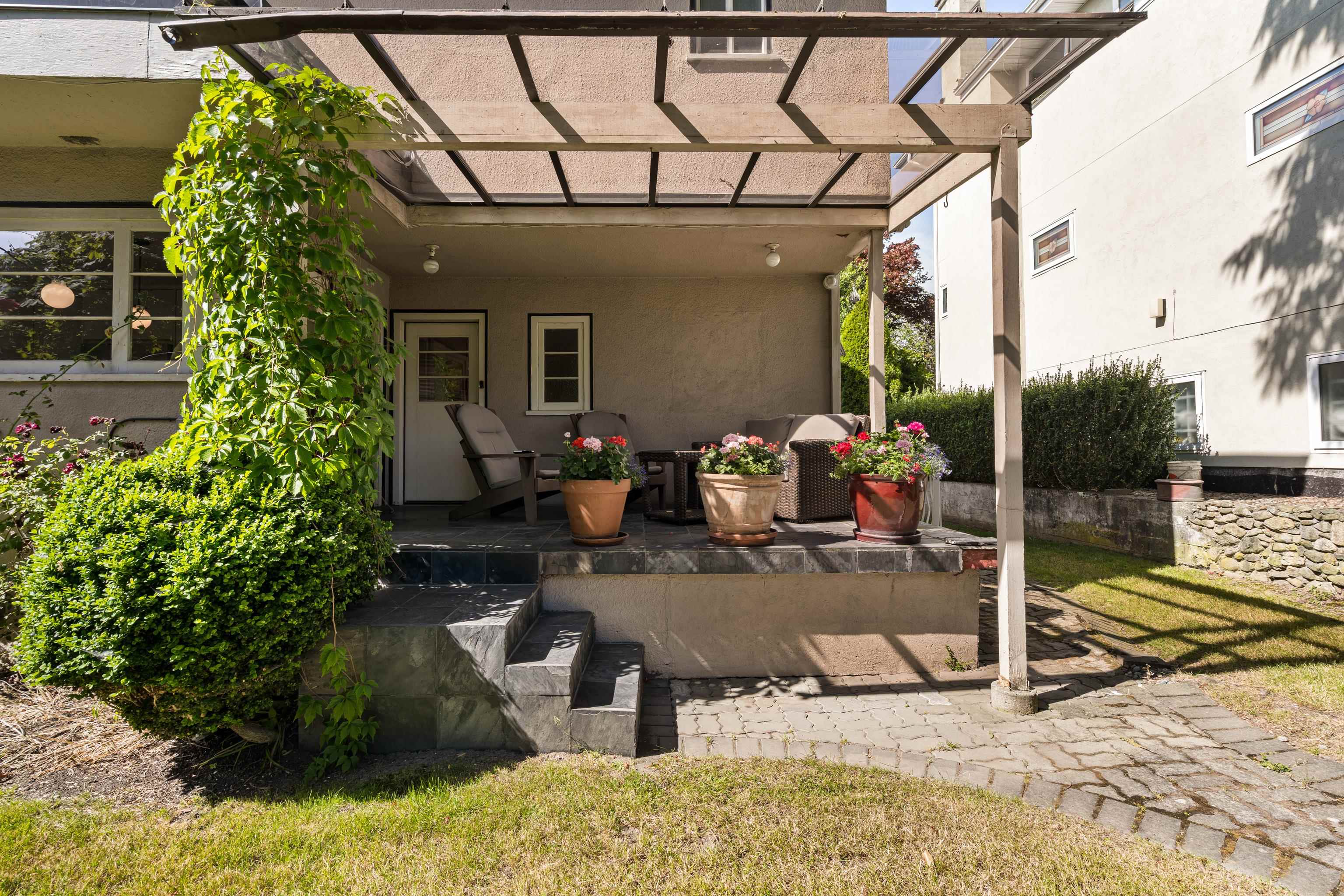 696 W 27TH AVENUE
