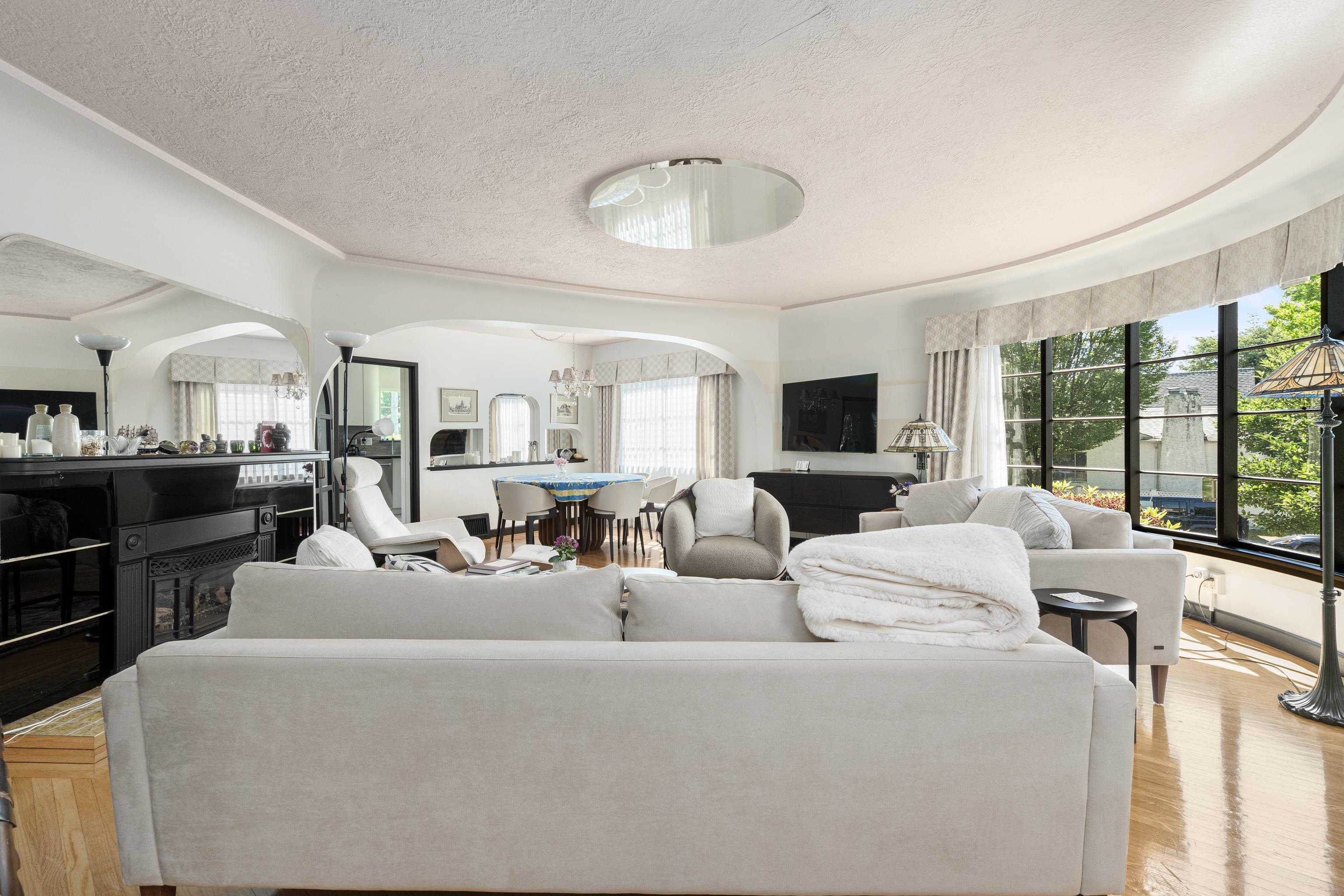 696 W 27TH AVENUE