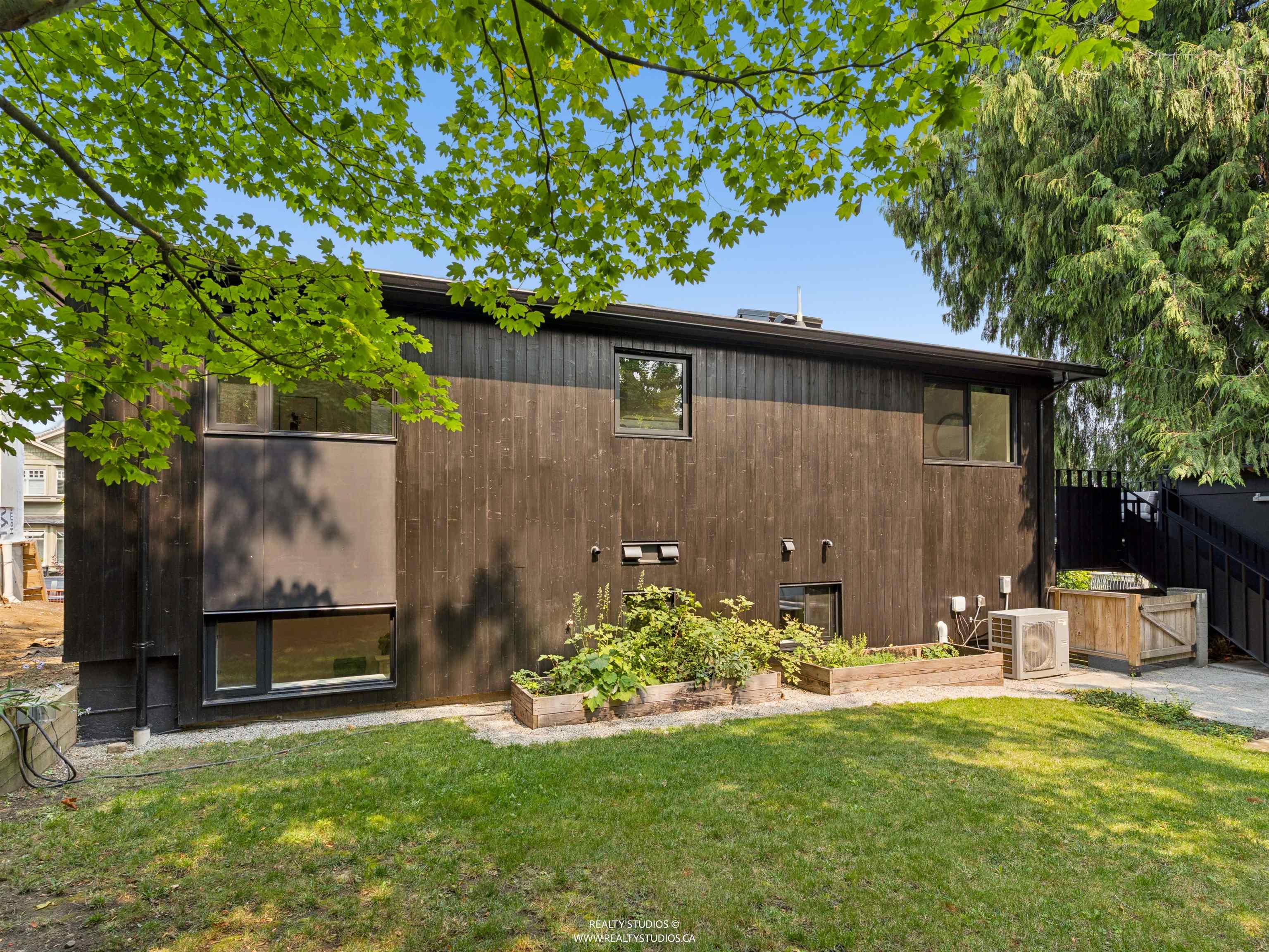 476 E 29TH AVENUE