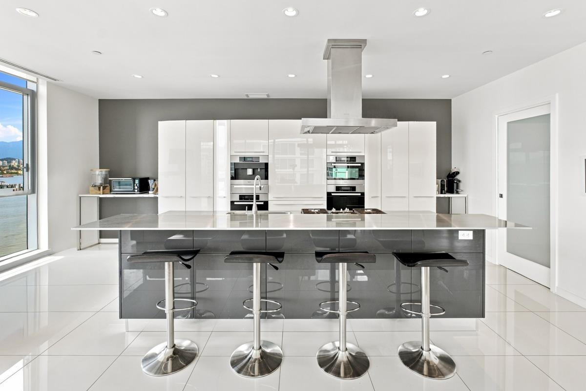 1701 277 THURLOW STREET
