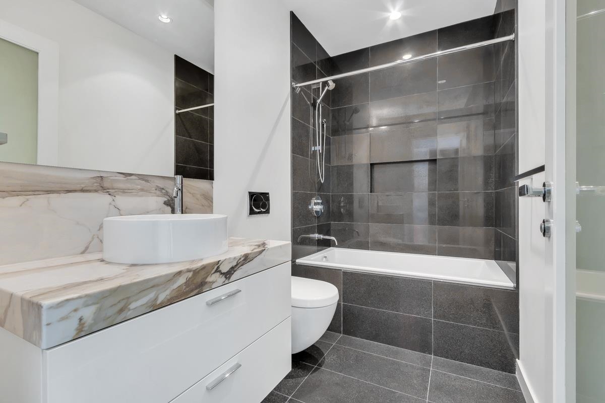 1701 277 THURLOW STREET