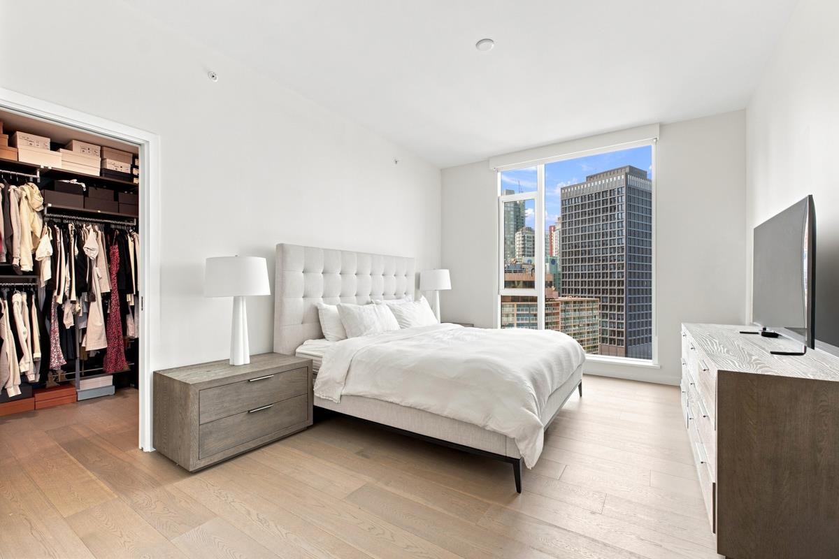 1701 277 THURLOW STREET