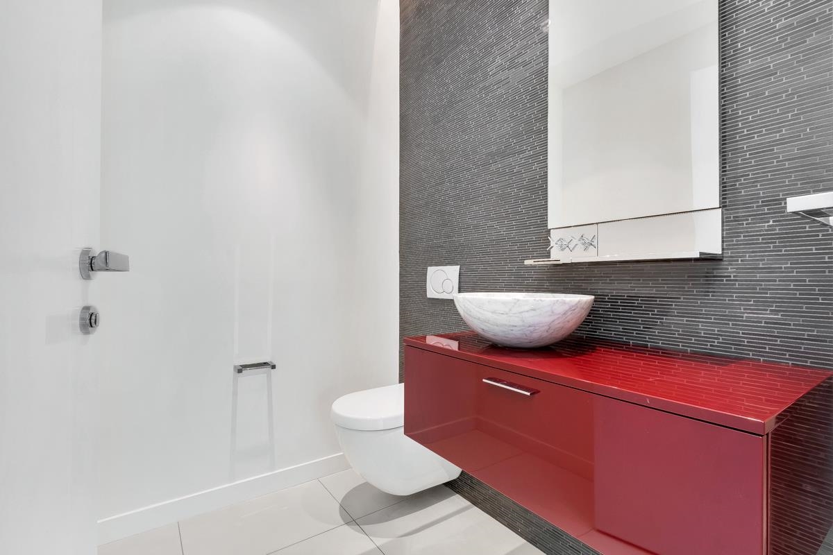 1701 277 THURLOW STREET