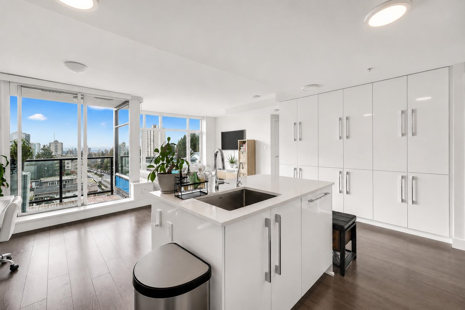 905 188 AGNES STREET