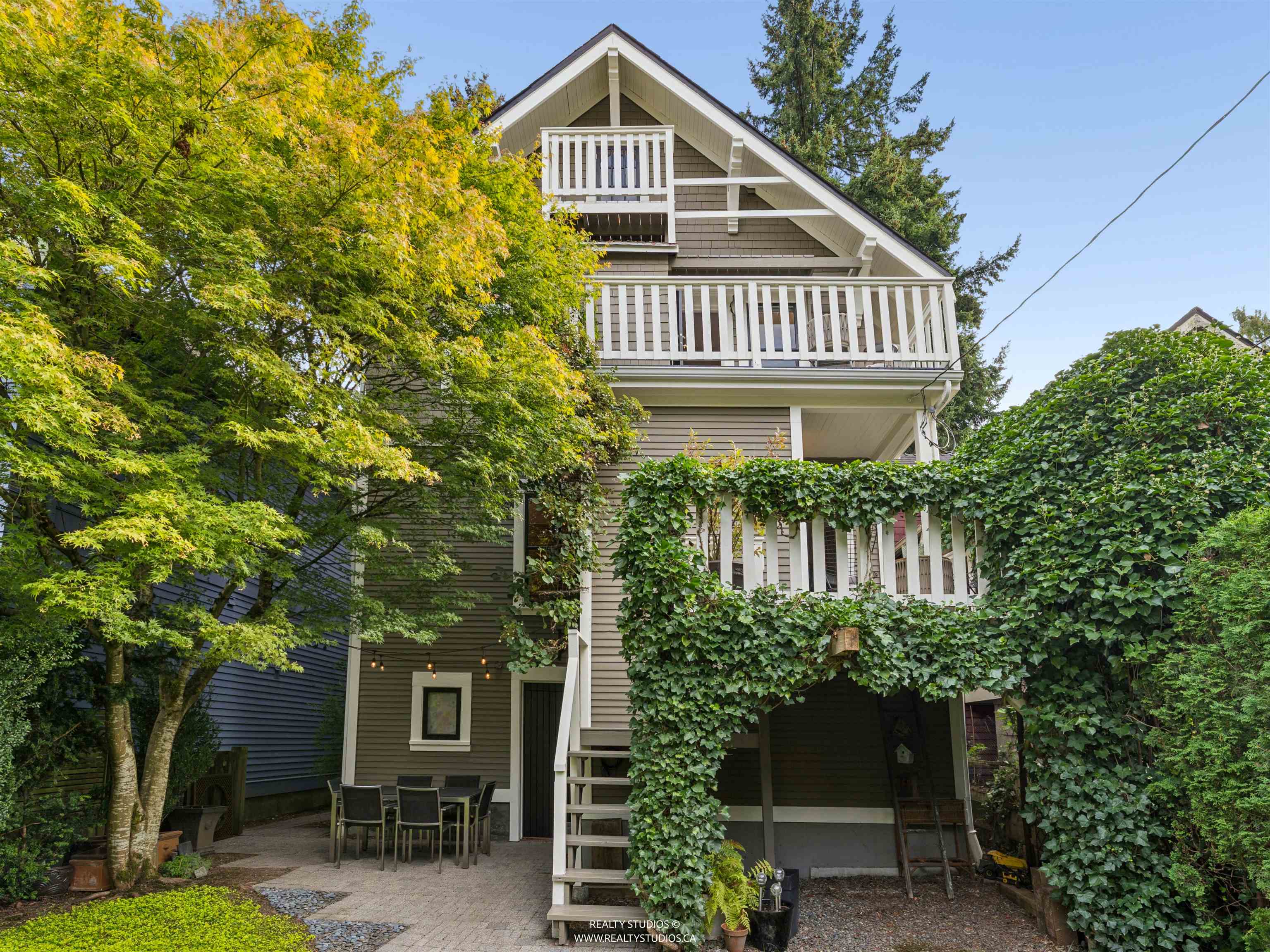 559 W 18TH AVENUE