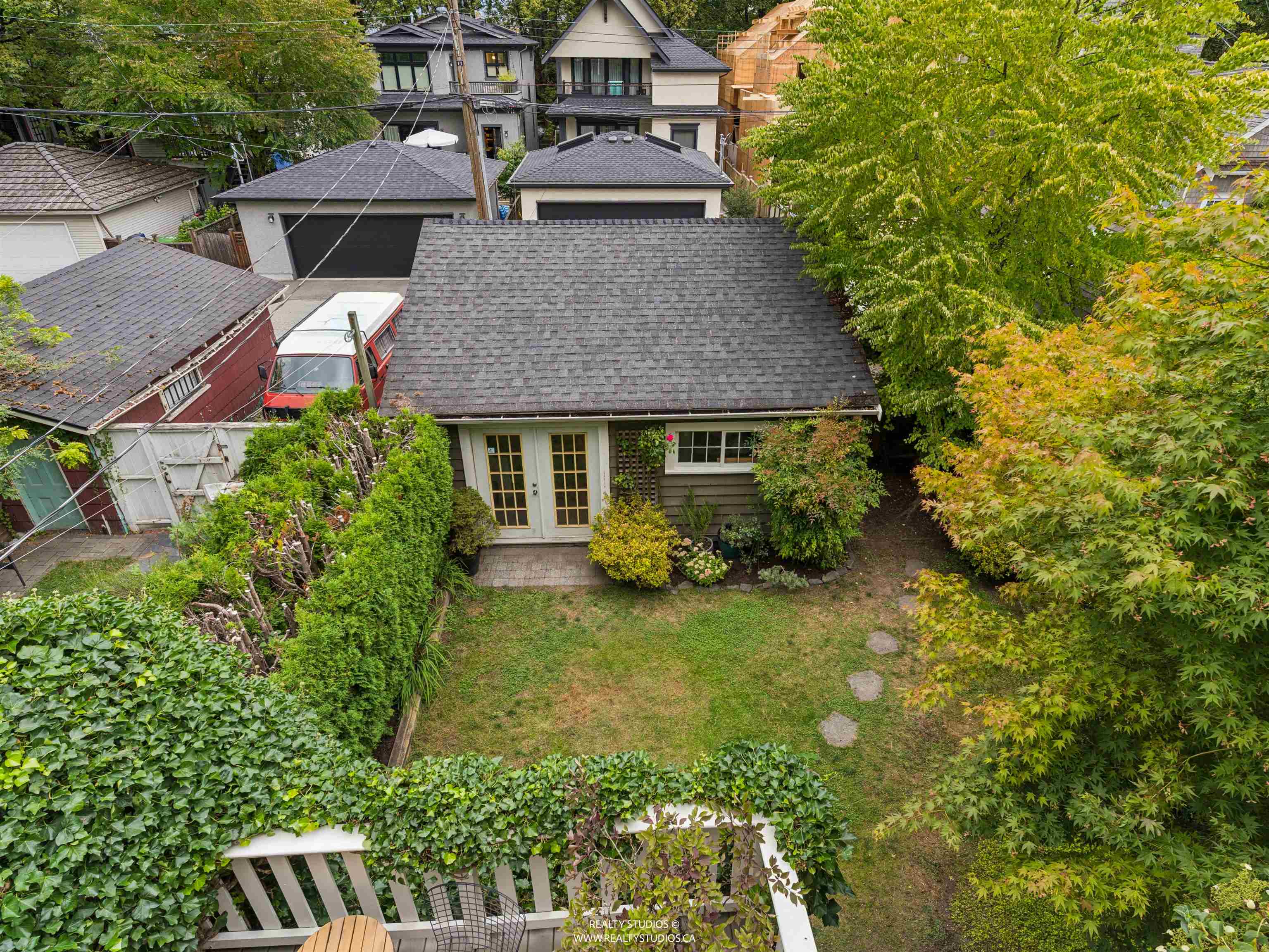 559 W 18TH AVENUE