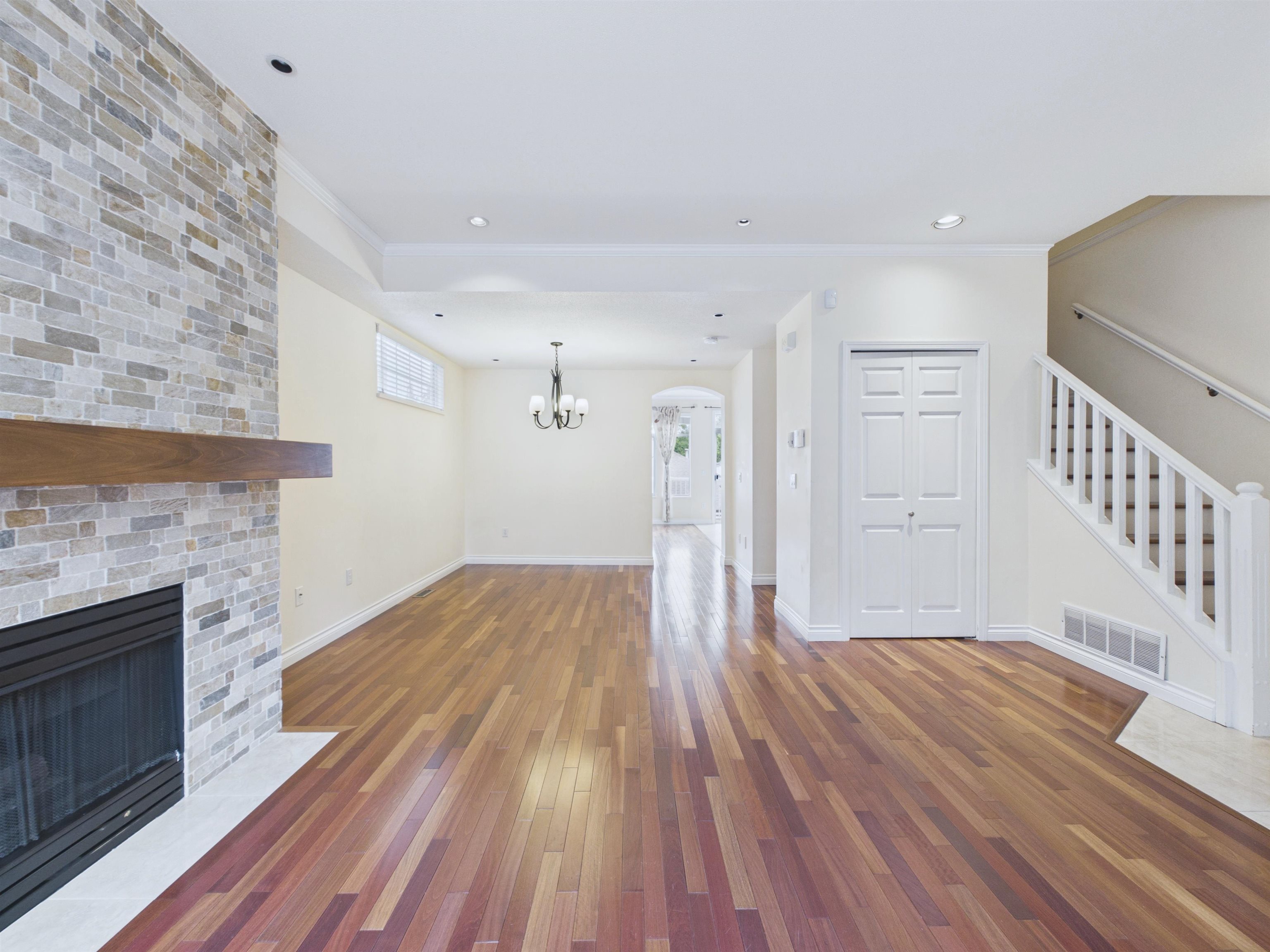 48 5298 OAKMOUNT CRESCENT