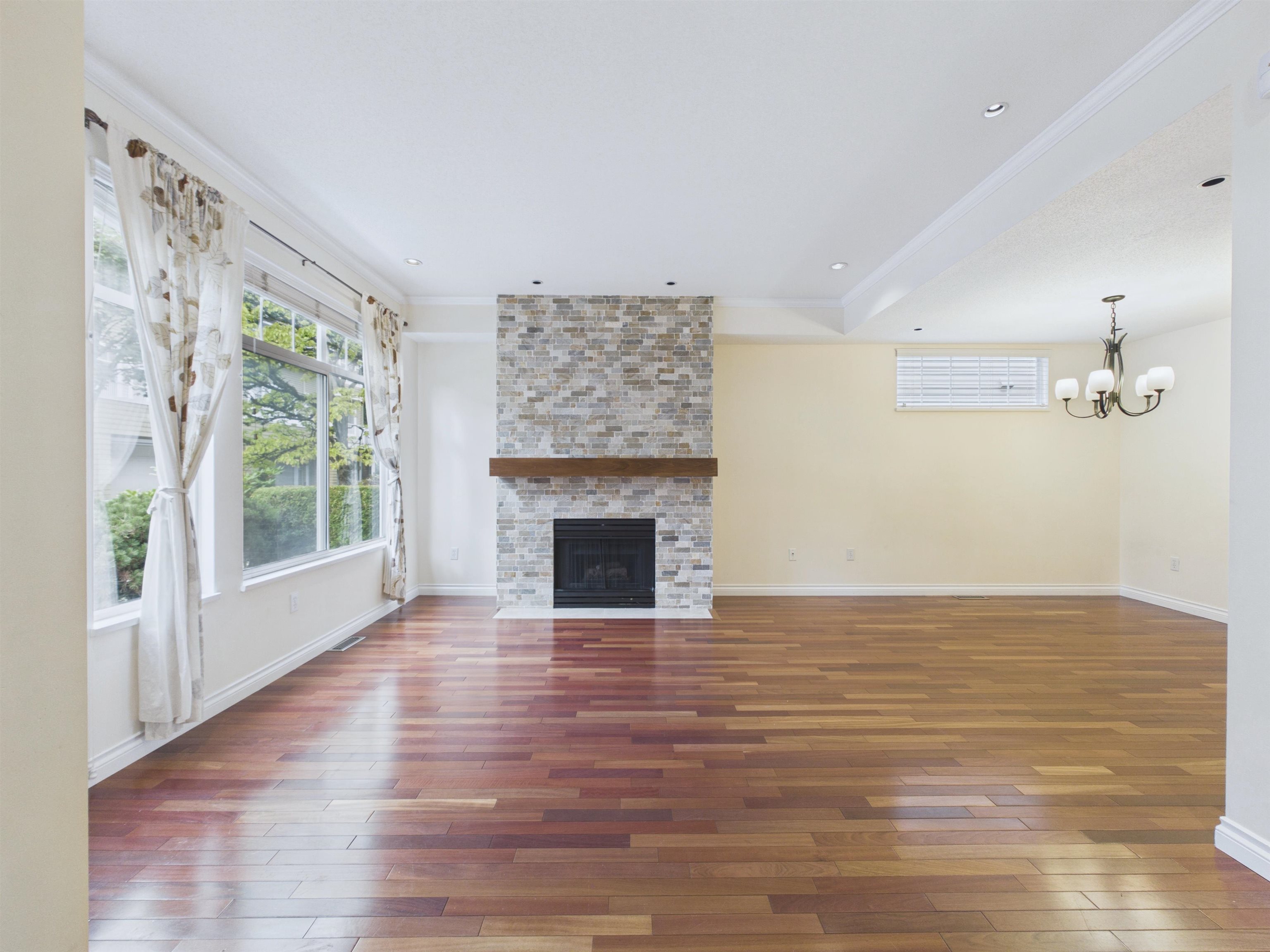 48 5298 OAKMOUNT CRESCENT