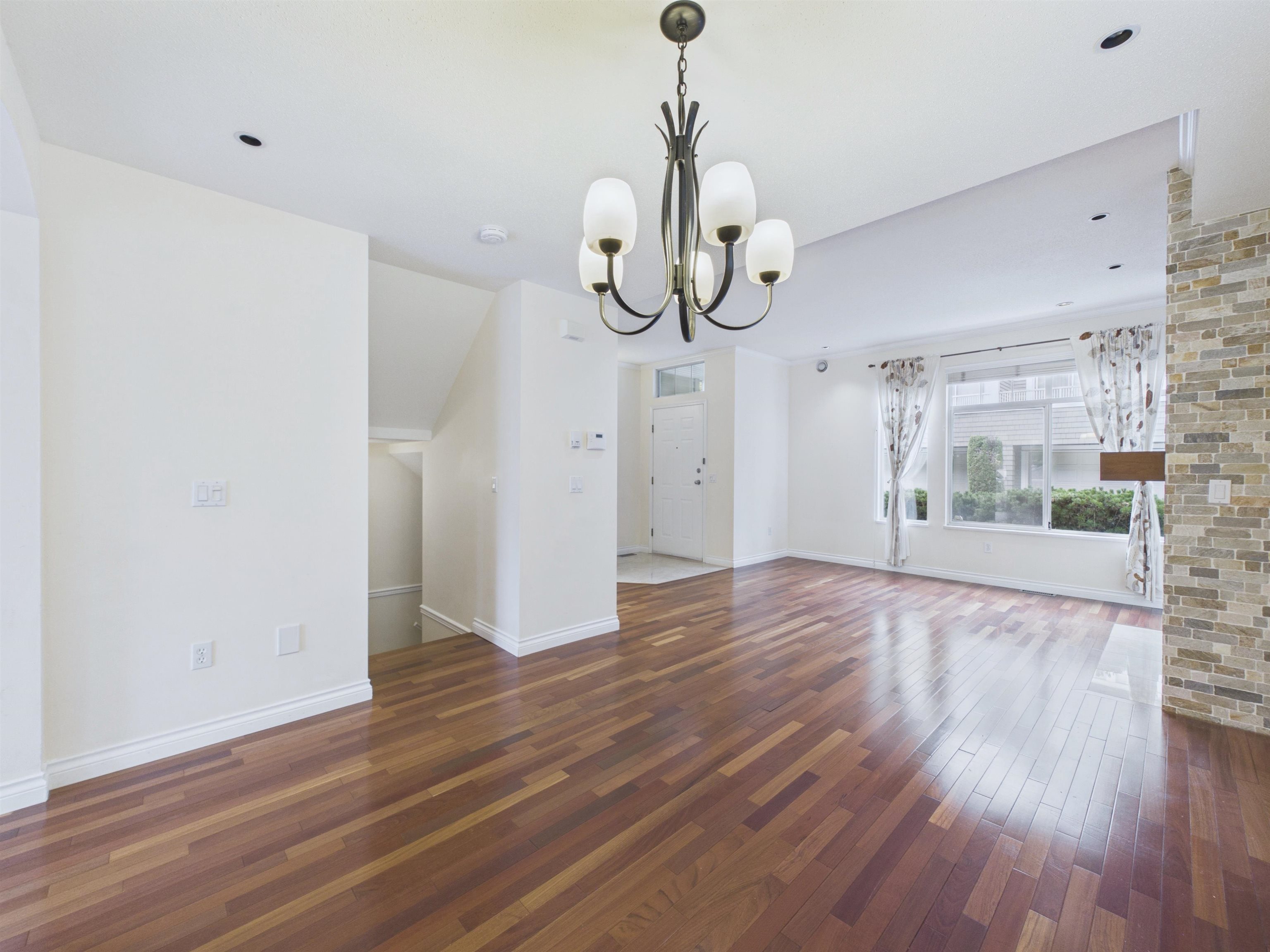 48 5298 OAKMOUNT CRESCENT