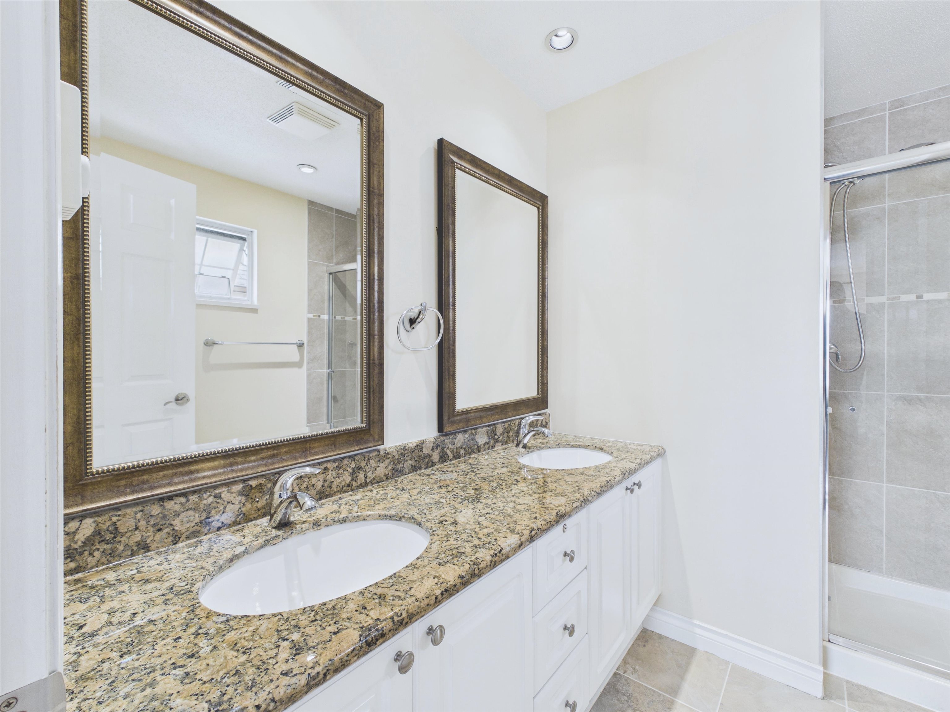 48 5298 OAKMOUNT CRESCENT