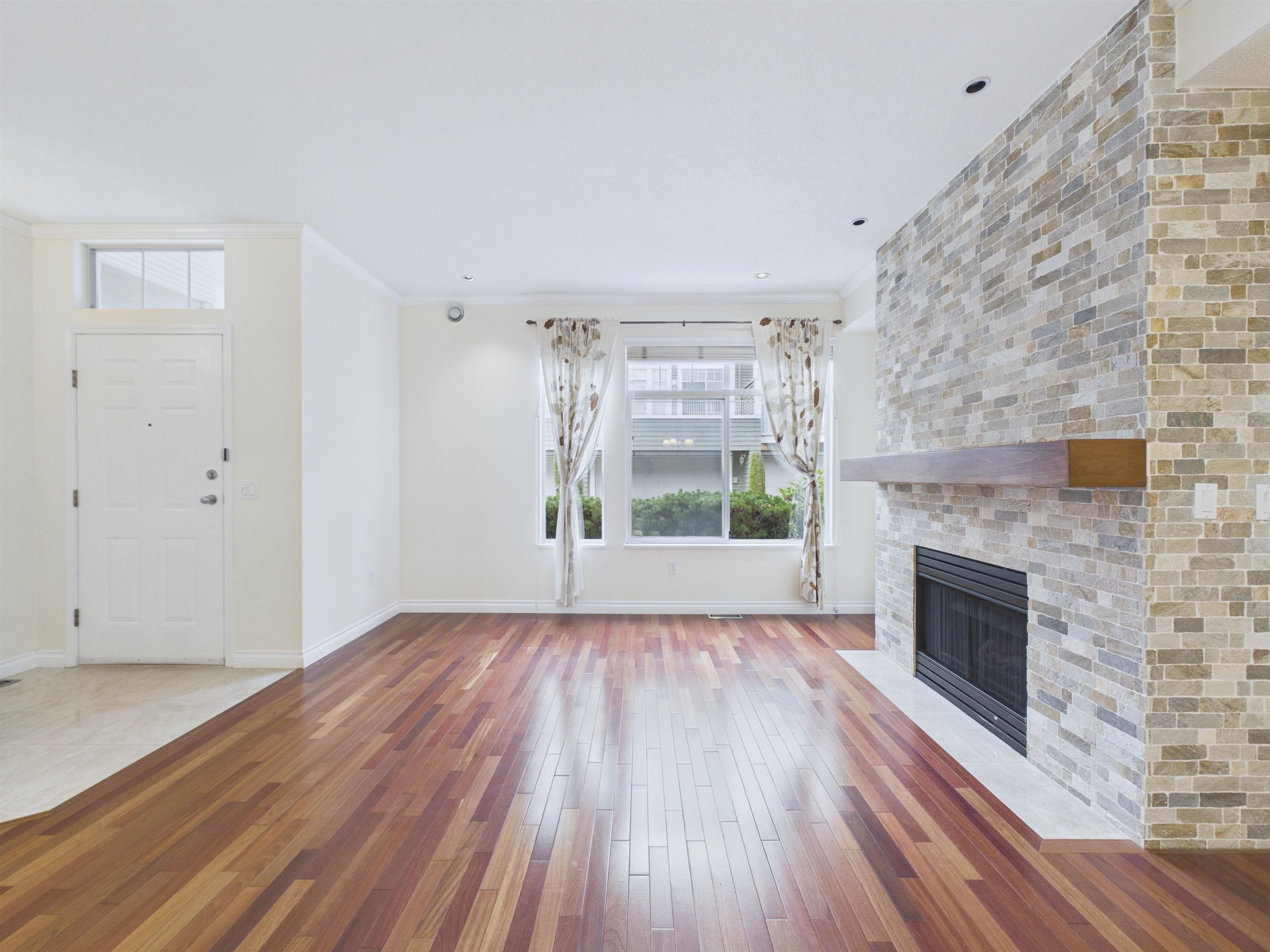48 5298 OAKMOUNT CRESCENT