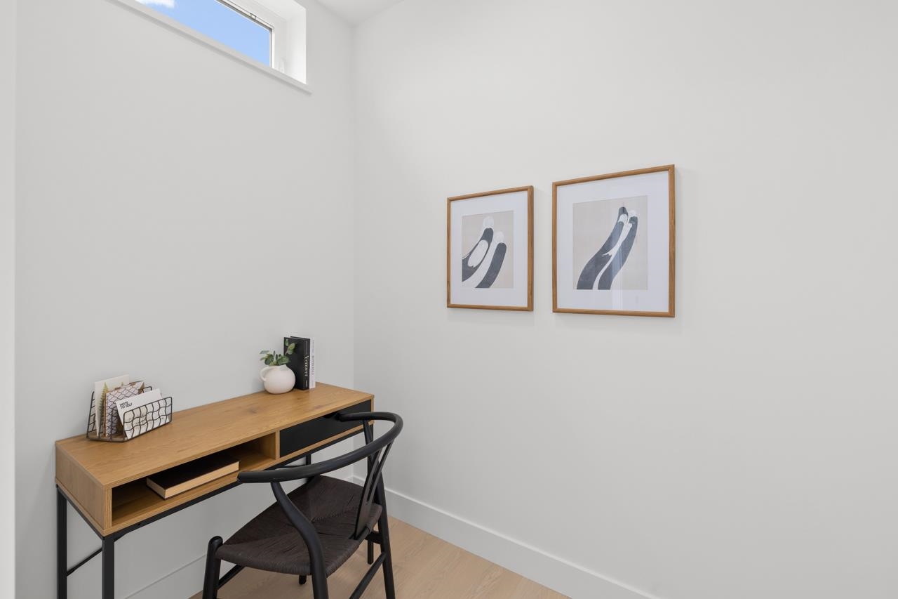 201 2135 E PENDER STREET